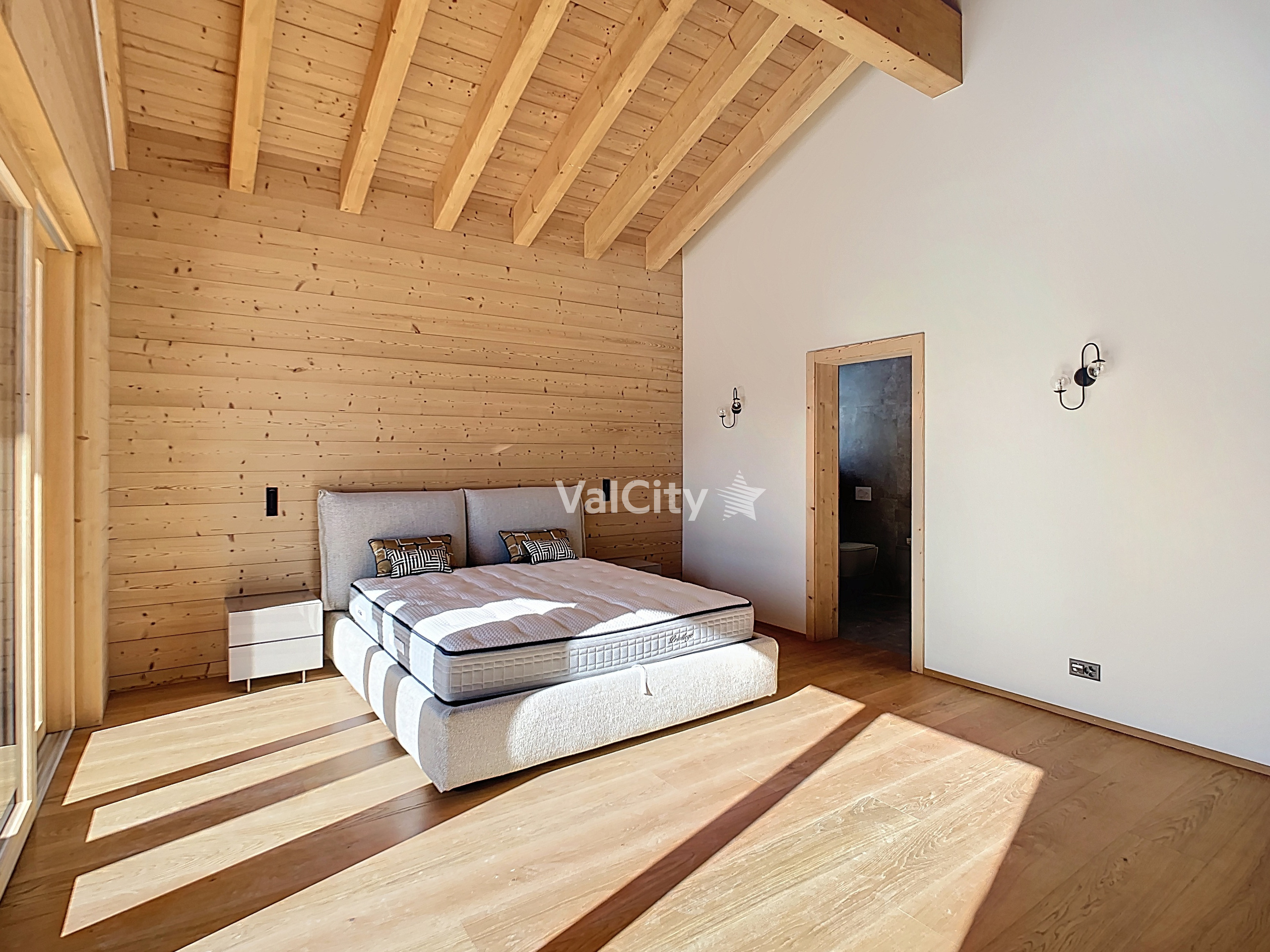 Helles Schlafzimmer mit Holzausbau