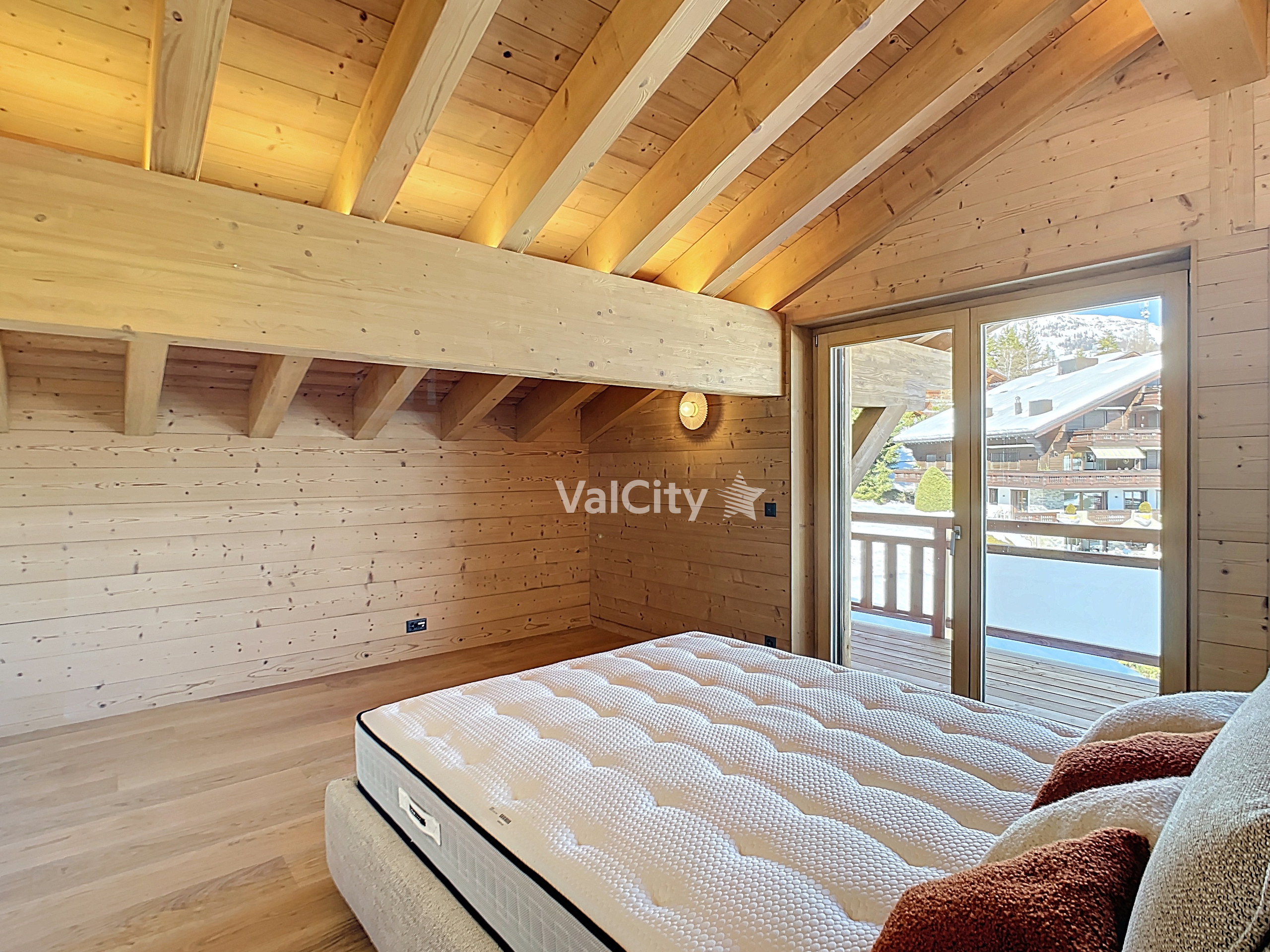 Alpen-Schlafzimmer mit Holzvertäfelung