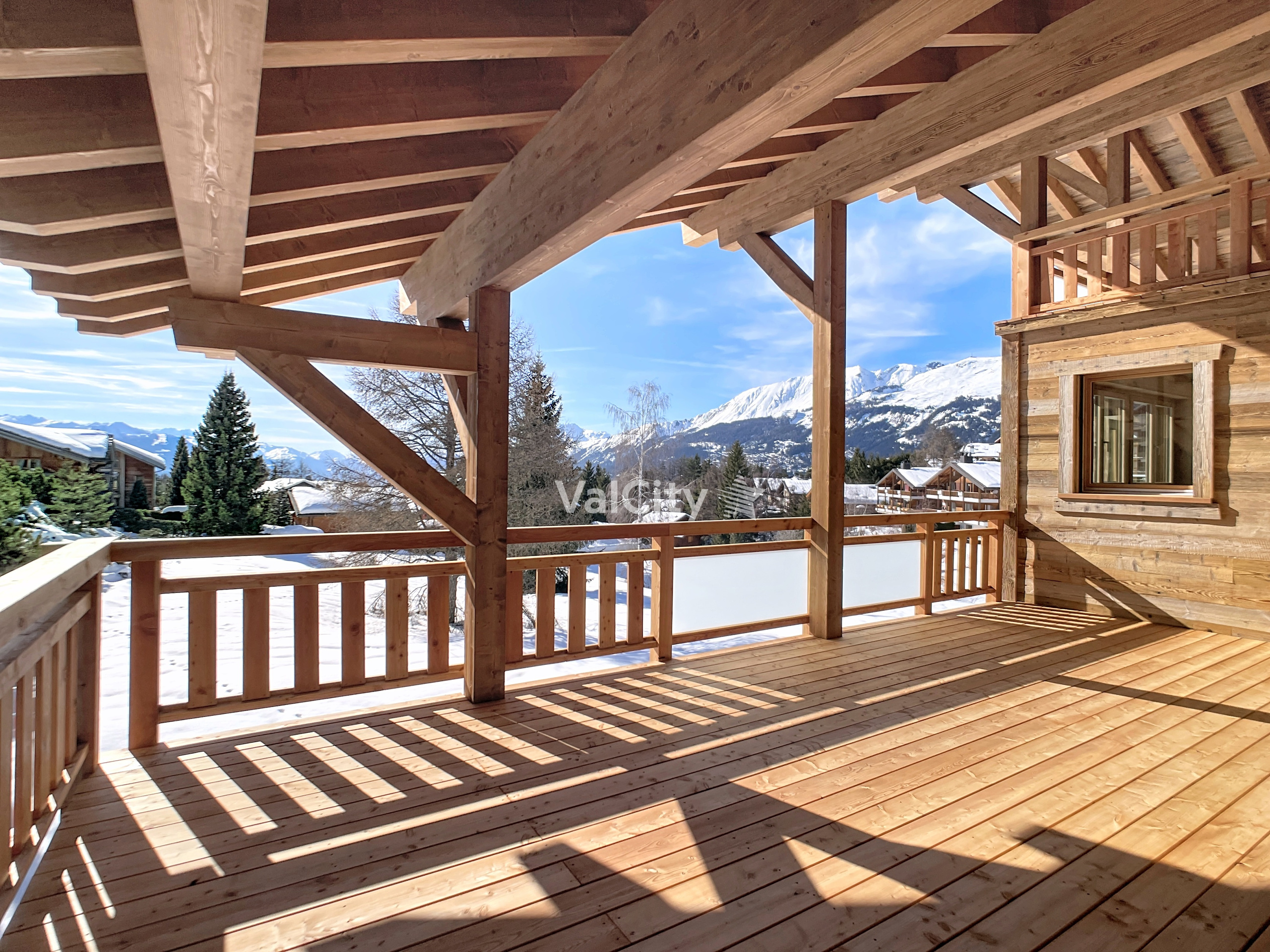 Überdachte Holzterrasse mit Bergblick