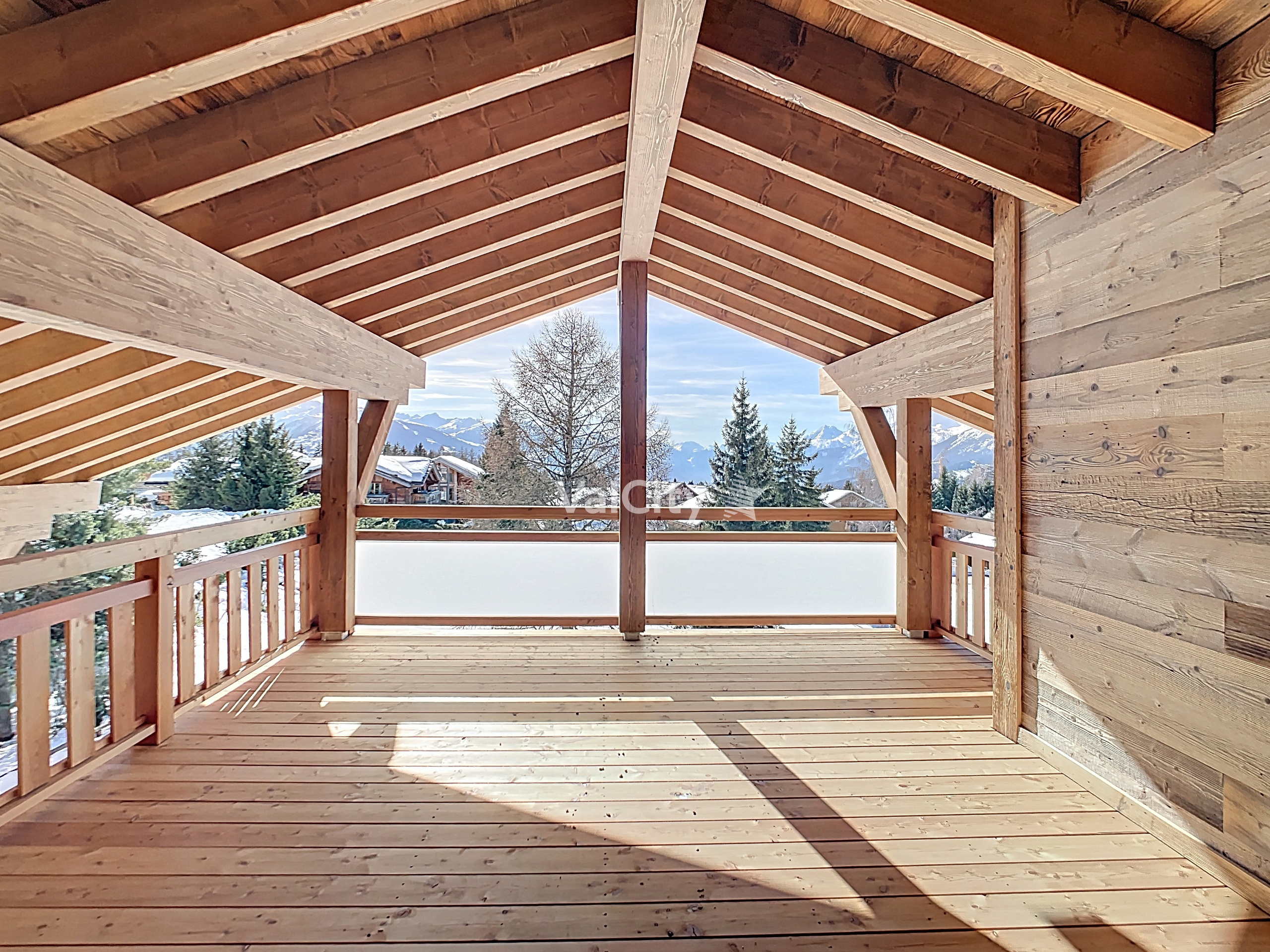 Holzbalkon mit Bergblick