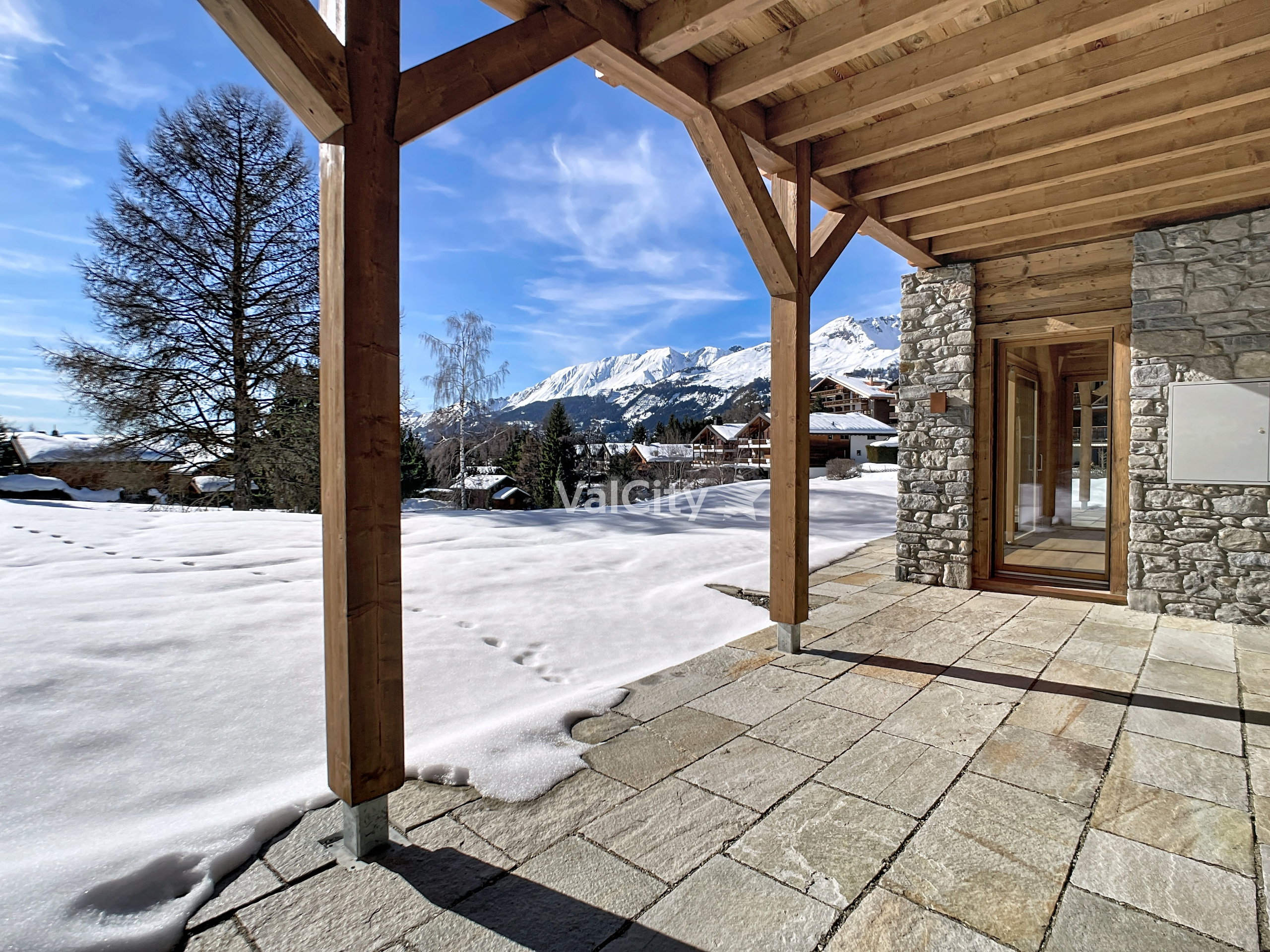 Schneebedeckte Terrasse mit Bergblick