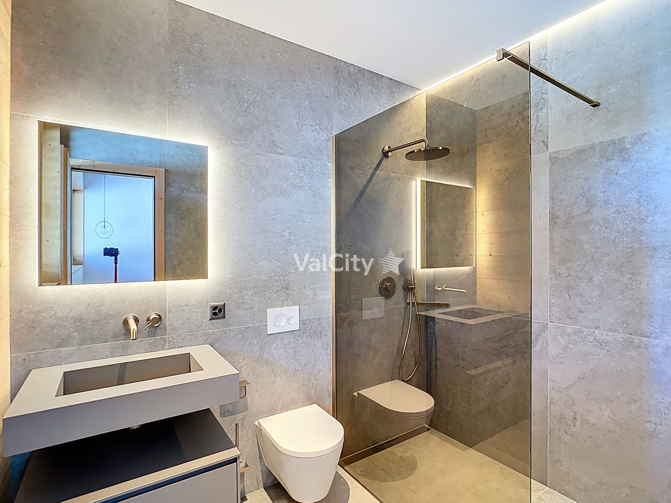 Modernes Badezimmer mit Walk-in-Dusche