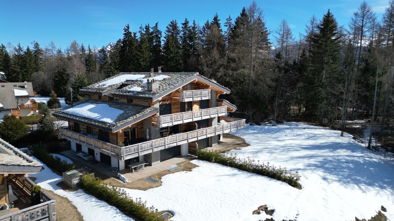 Alpenchalet mit Schneelage