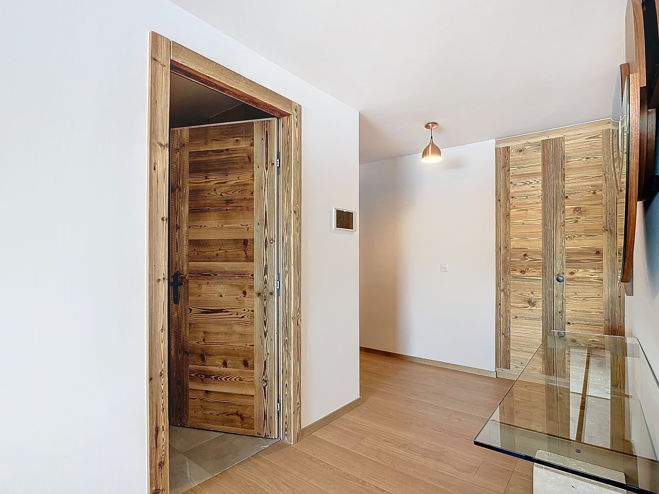 Heller Flur mit Holztüren