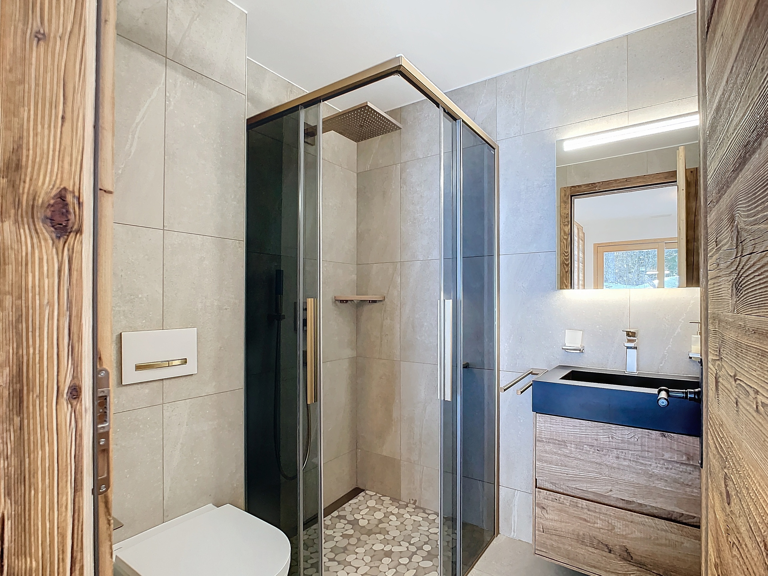 Modernes Bad mit begehbarer Dusche