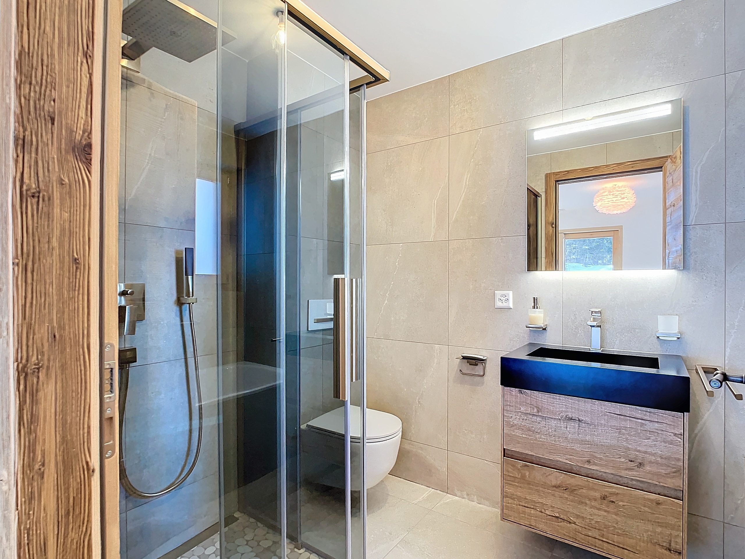 Modernes Badezimmer mit begehbarer Dusche und Holzwaschtisch