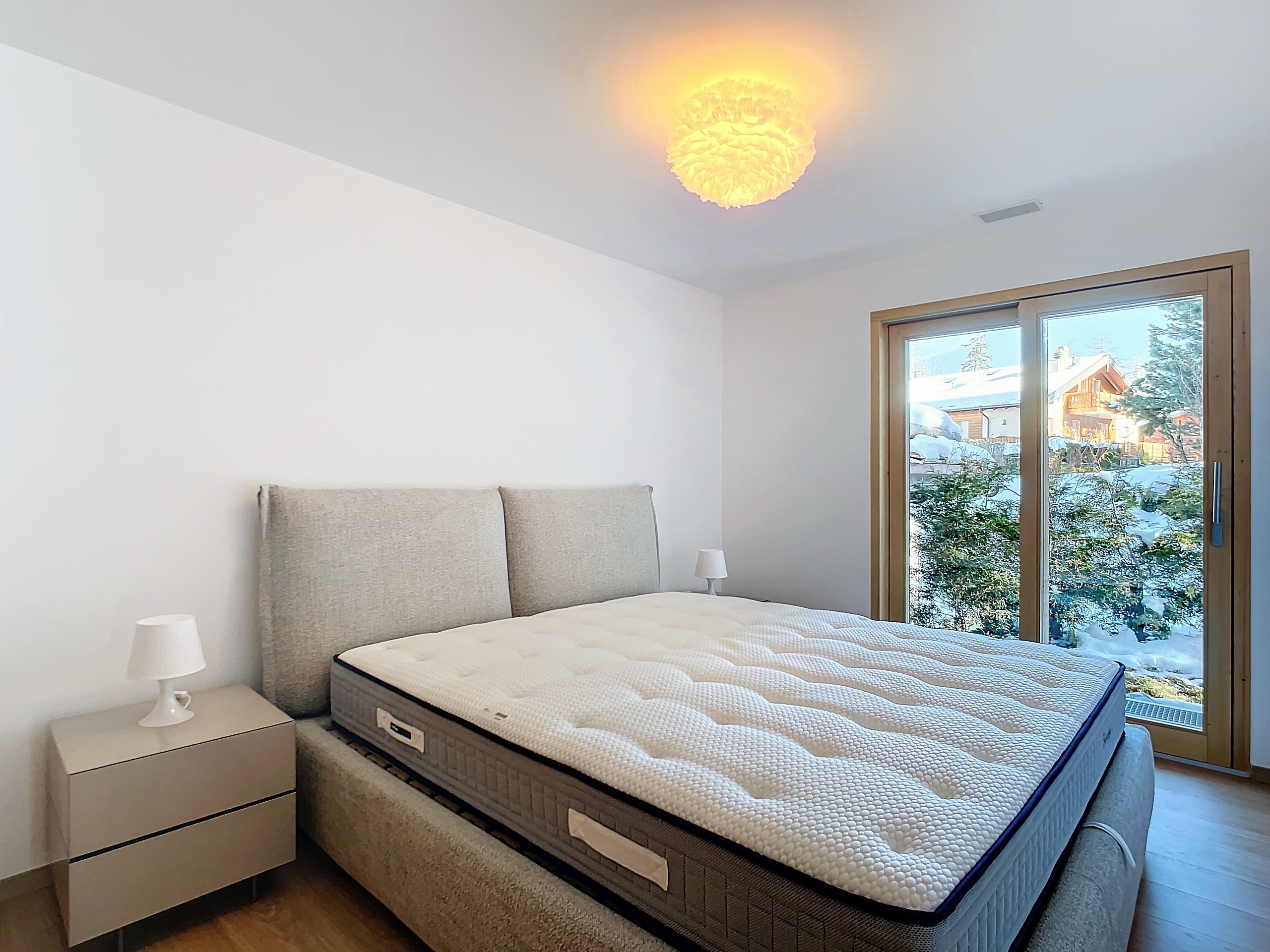 Helles Schlafzimmer mit Balkon- oder Terrassenzugang