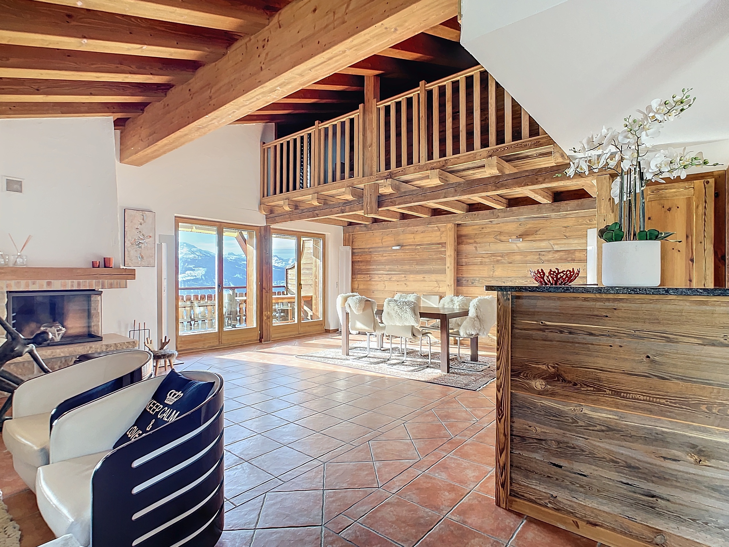 Offener Wohn- und Essbereich mit Chalet-Charakter