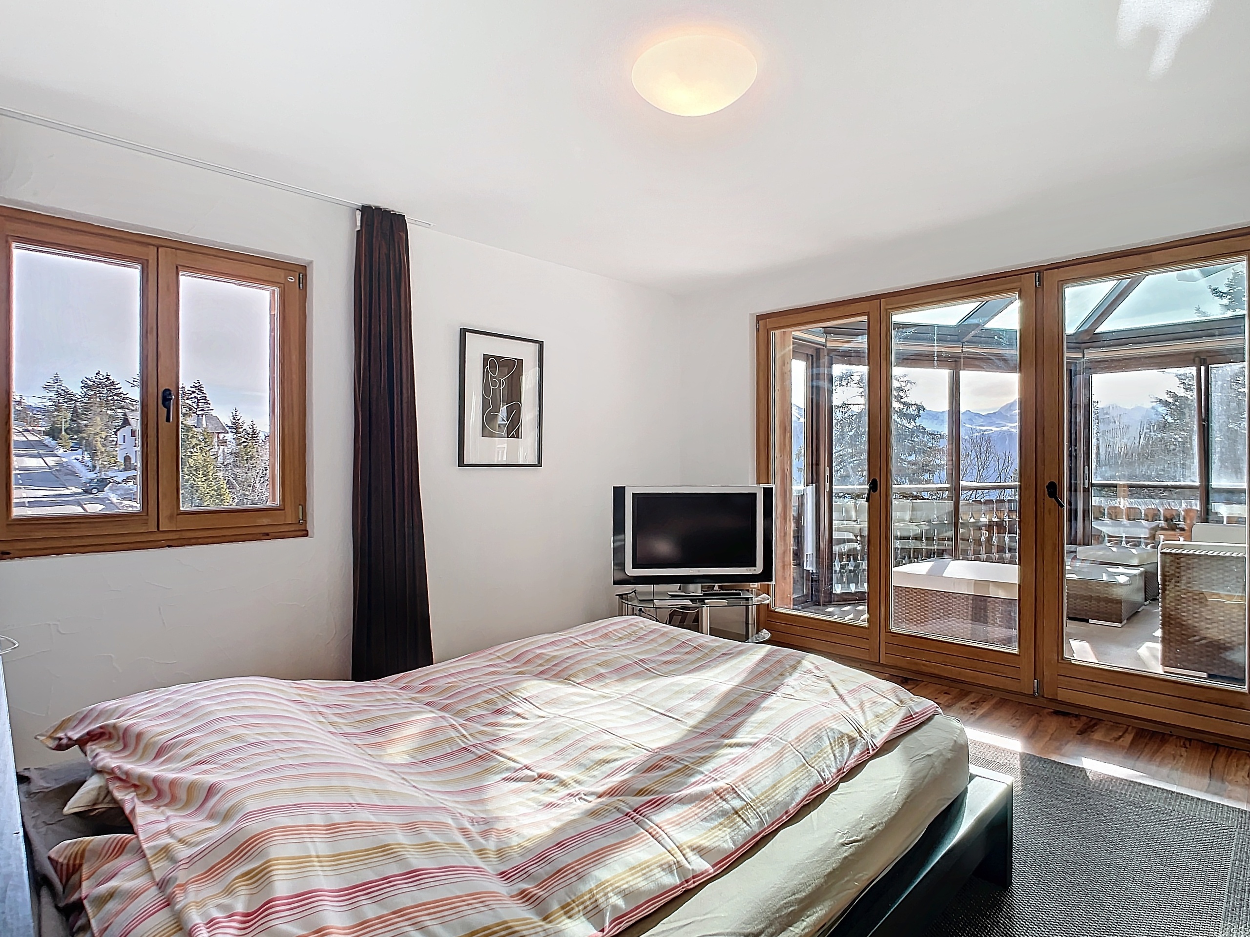 Schlafzimmer mit Bergblick und Wintergartenzugang