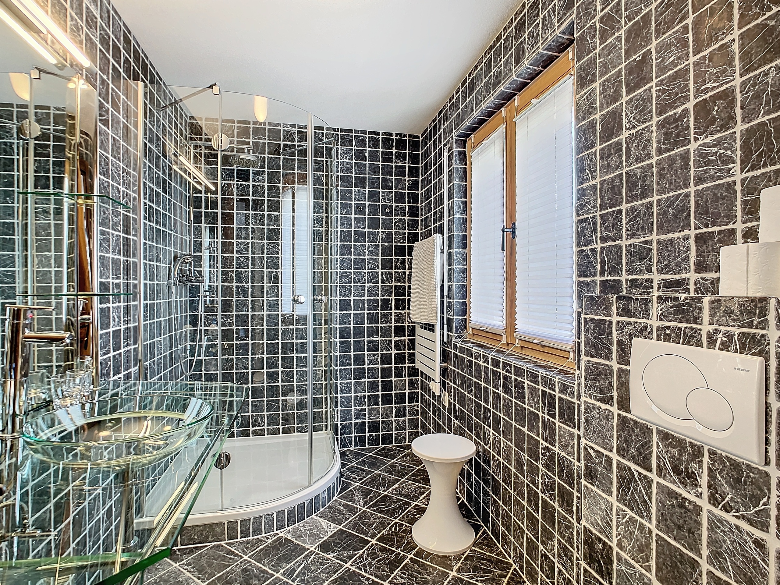 Modernes Badezimmer mit dunkler Steinoptik