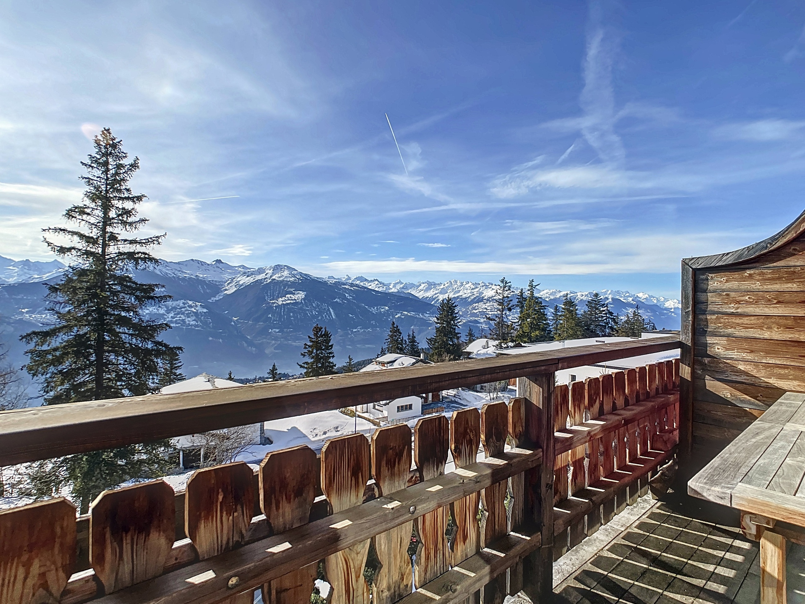 Alpenblick von einer Holzterrasse