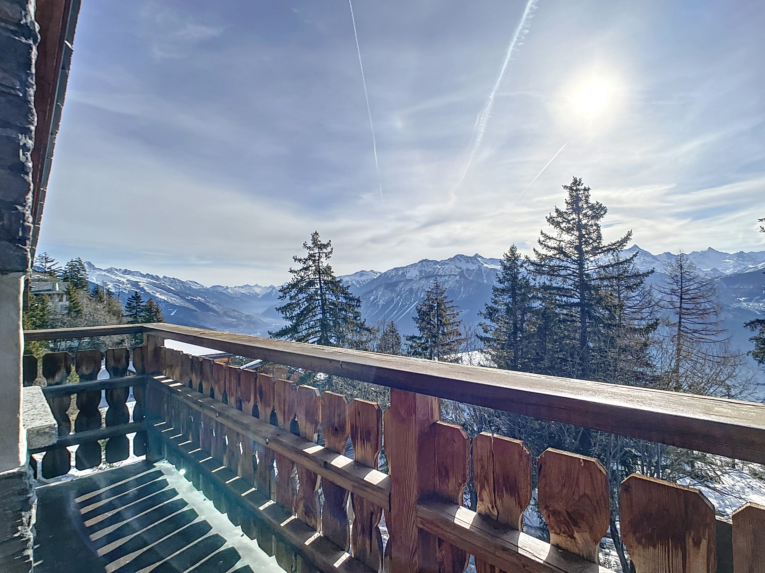 Bergblick von einem Holzbalkon