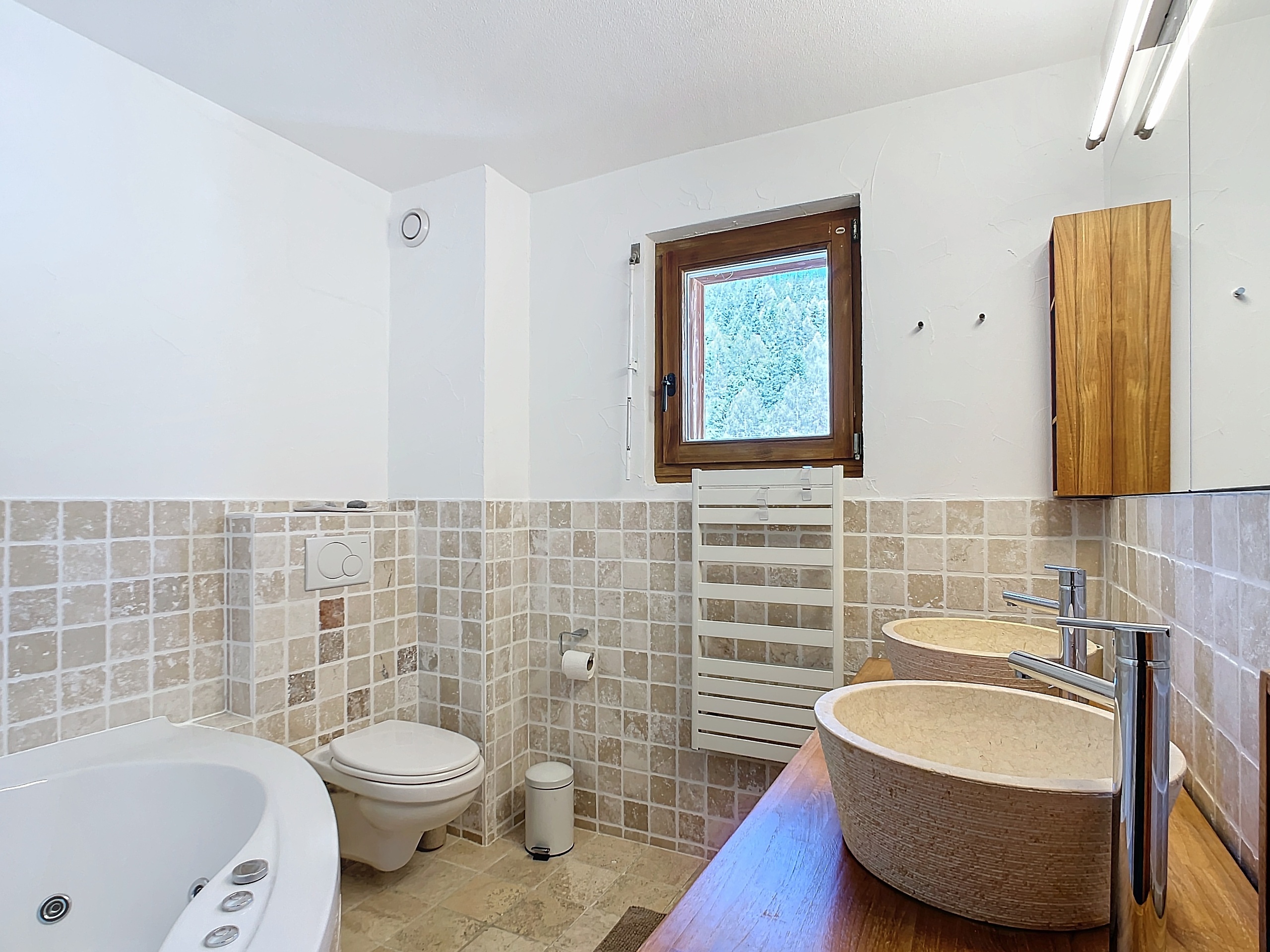 Modernes Badezimmer mit Doppelwaschbecken und Badewanne
