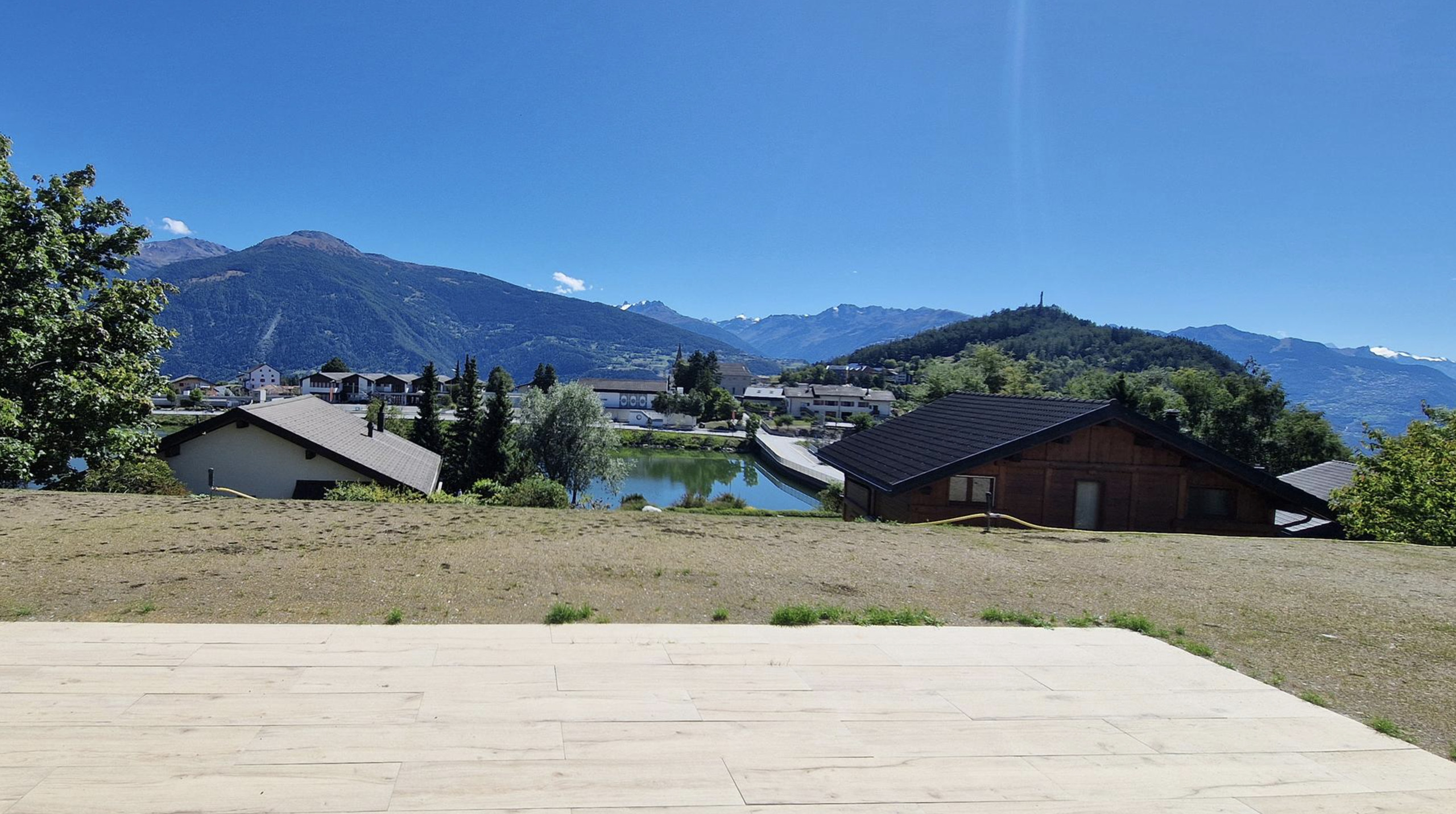 Bergblick über einen Garten mit Terrasse