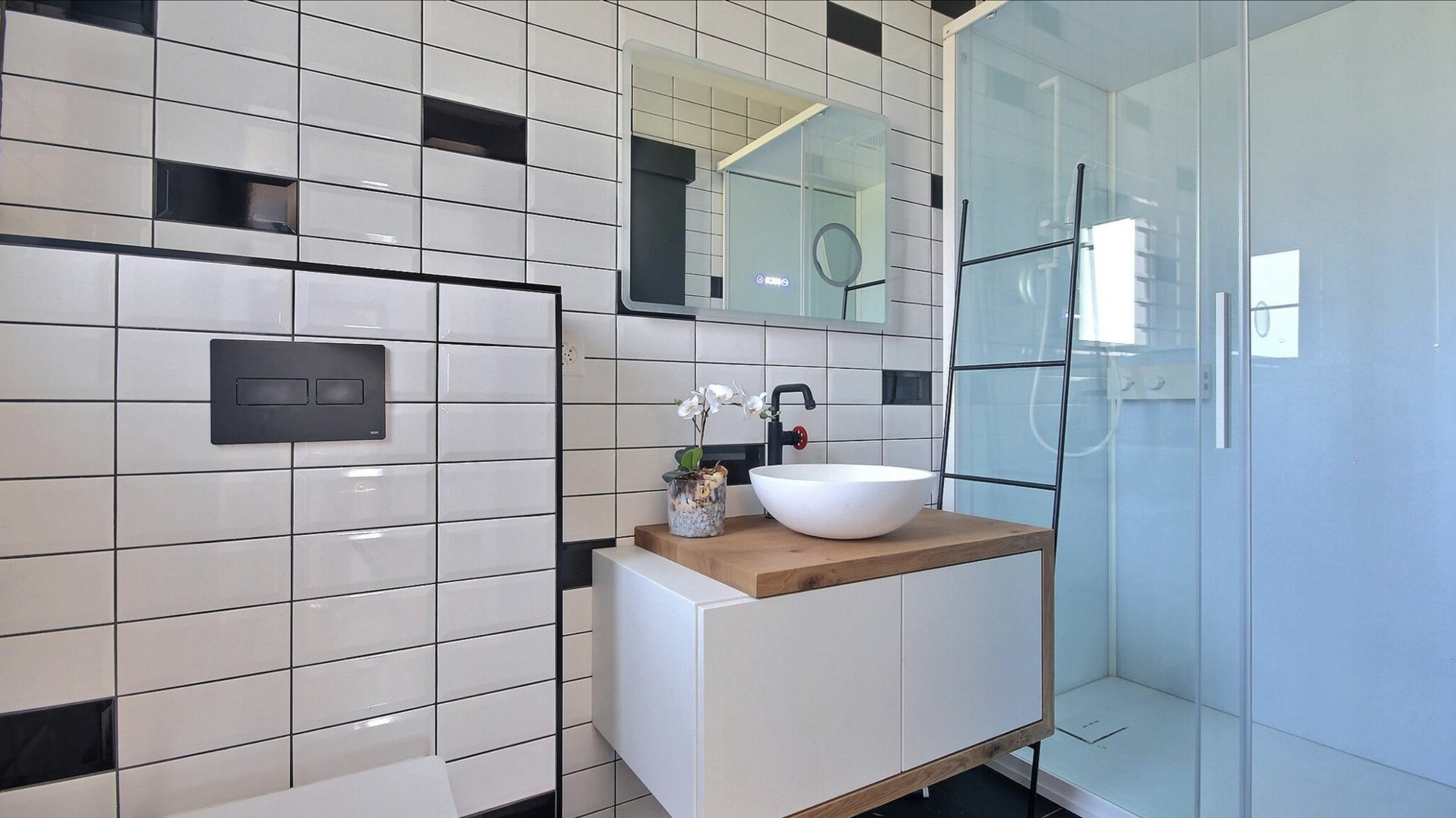 Modernes Badezimmer mit Glasdusche