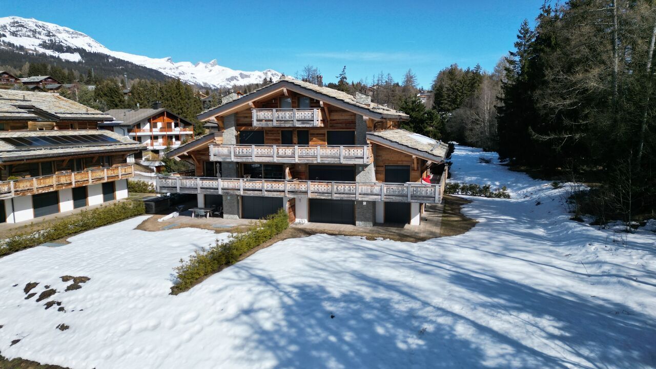 Alpen-Chalet mit Schneelandschaft