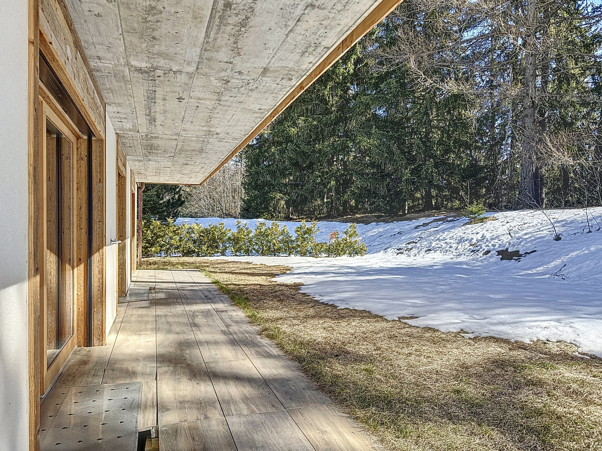Überdachte Terrasse mit Wintergartenblick