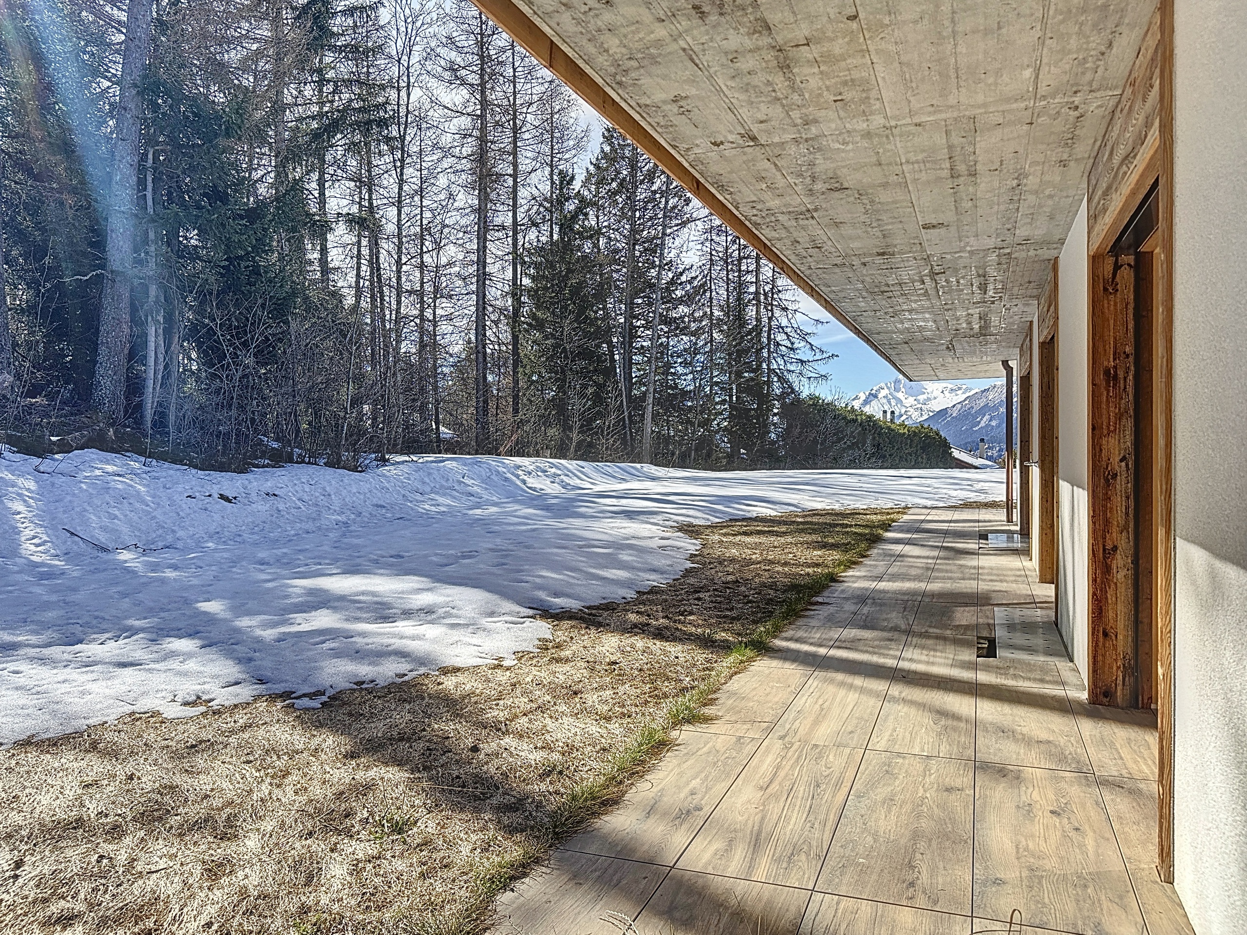 Überdachte Außen- bzw. Terrassenansicht mit Bergblick