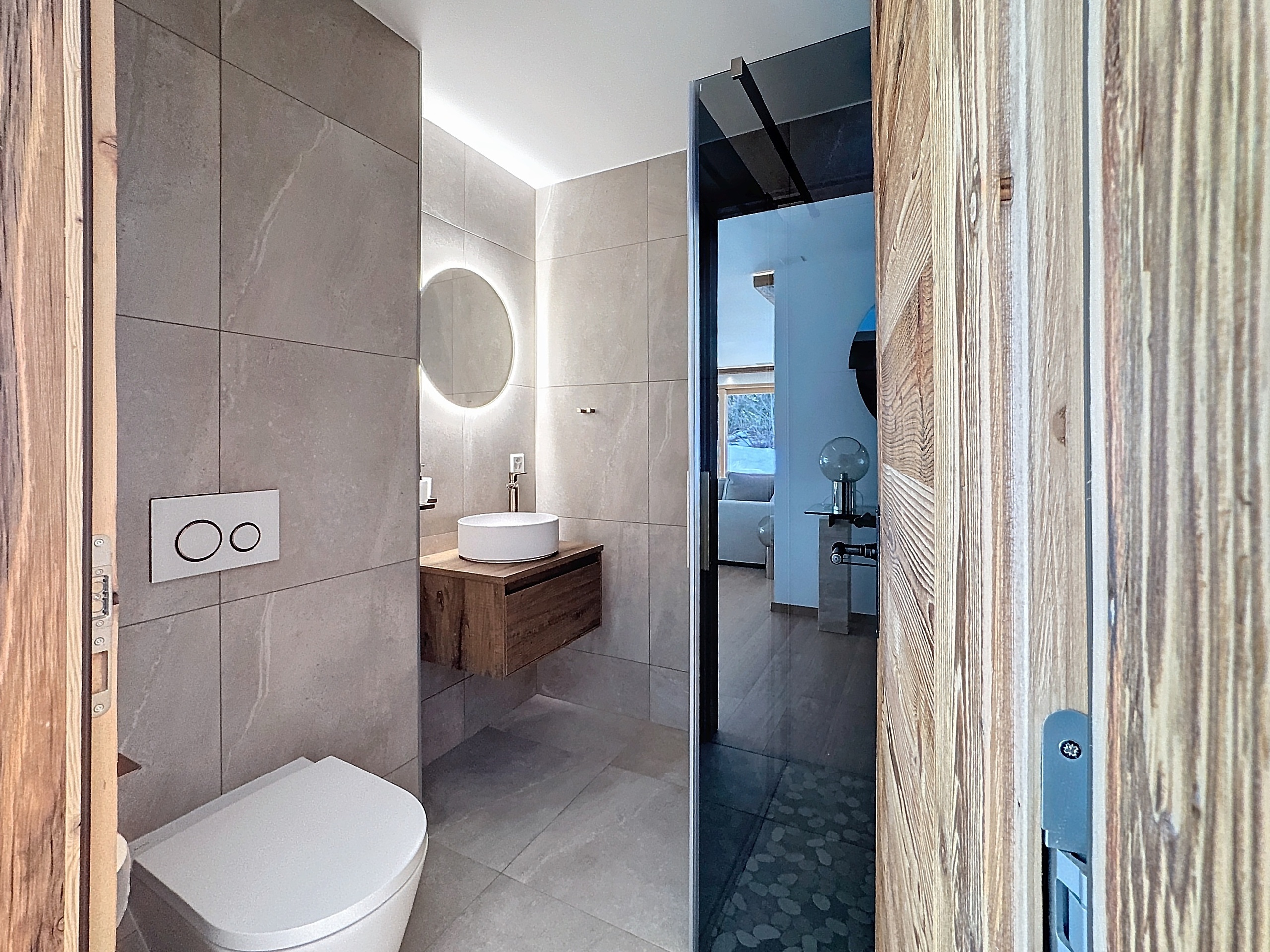 Modernes Badezimmer mit Holzdetails