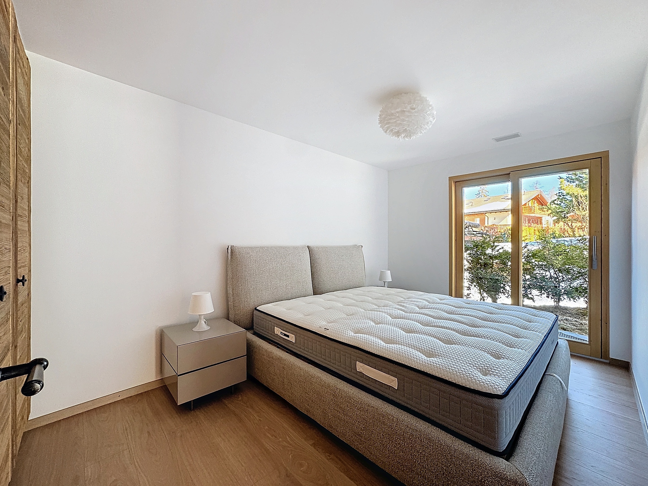 Helles Schlafzimmer mit großem Bett