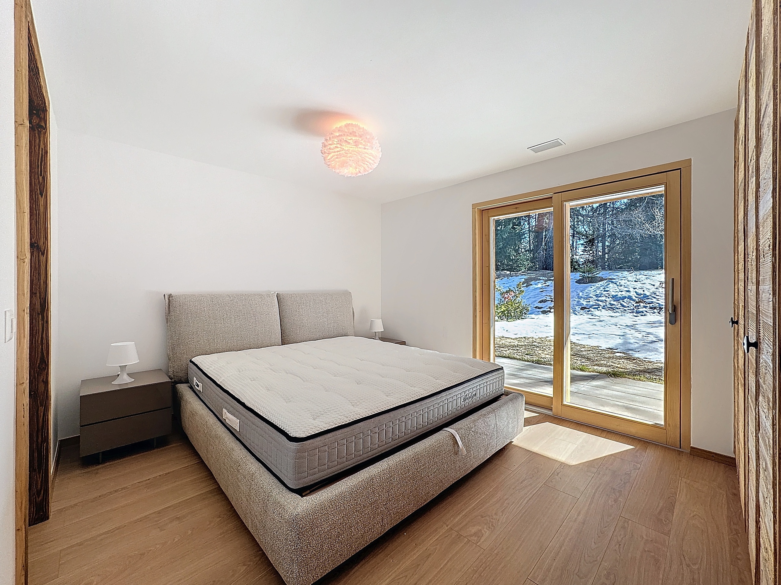 Helles Schlafzimmer mit großem Schiebetürelement