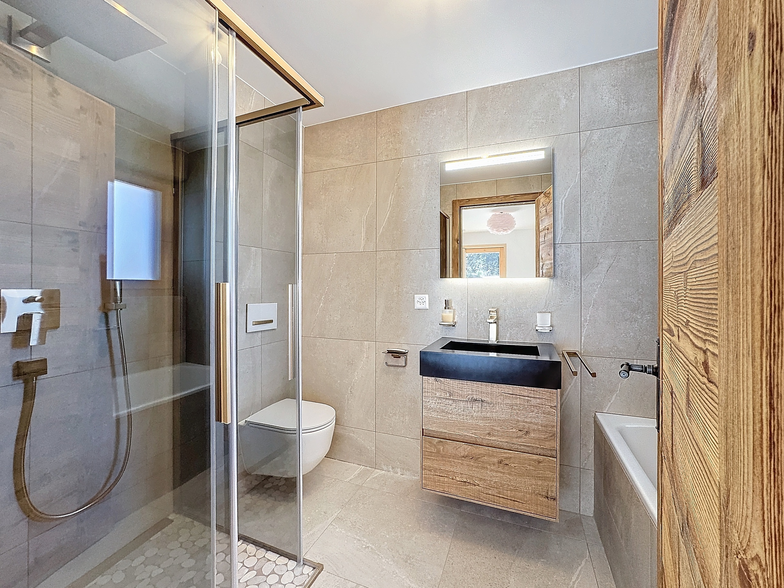 Modernes Badezimmer mit Glasdusche und Holzdetails