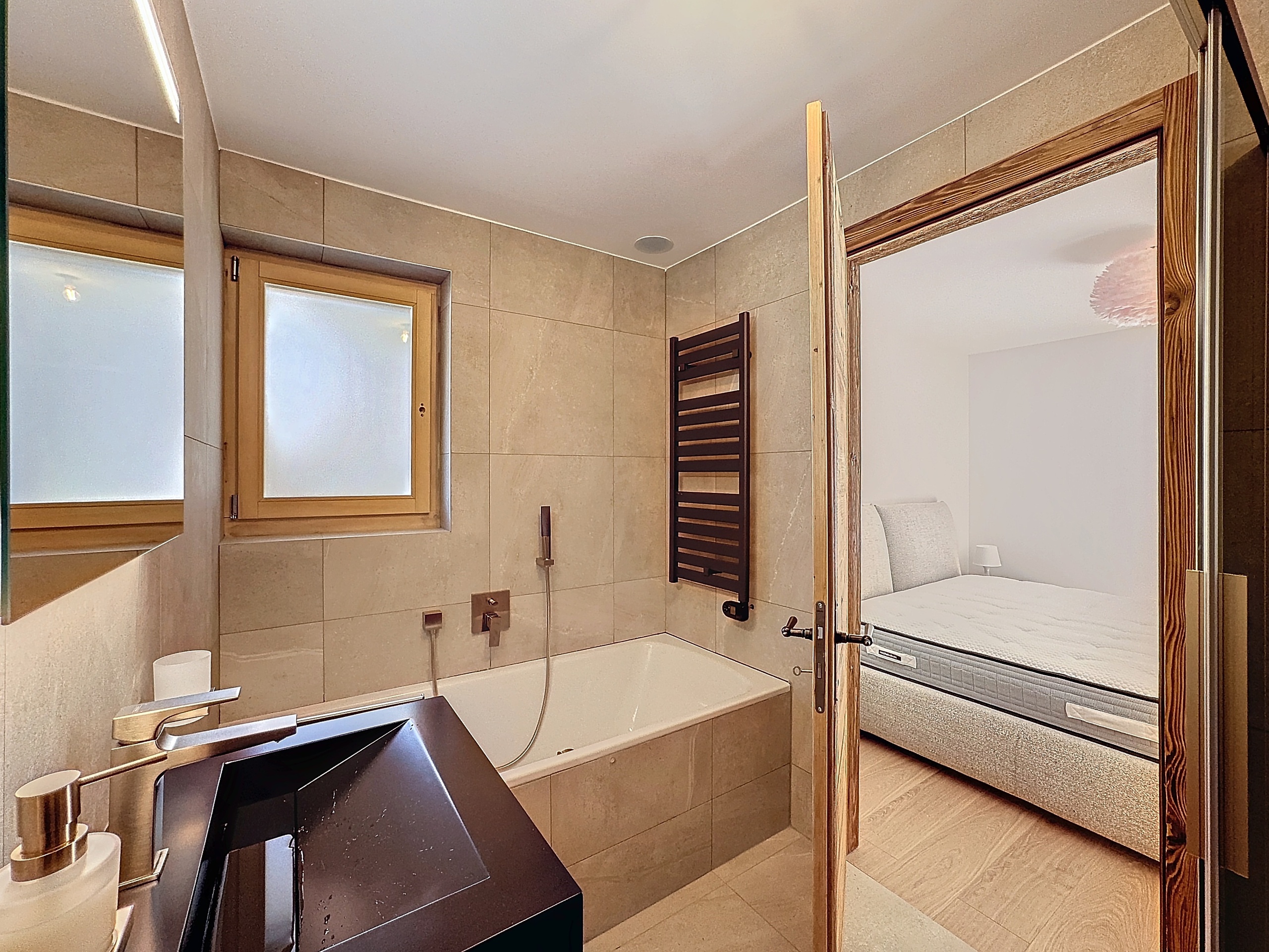 Modernes Badezimmer mit angrenzendem Schlafzimmer