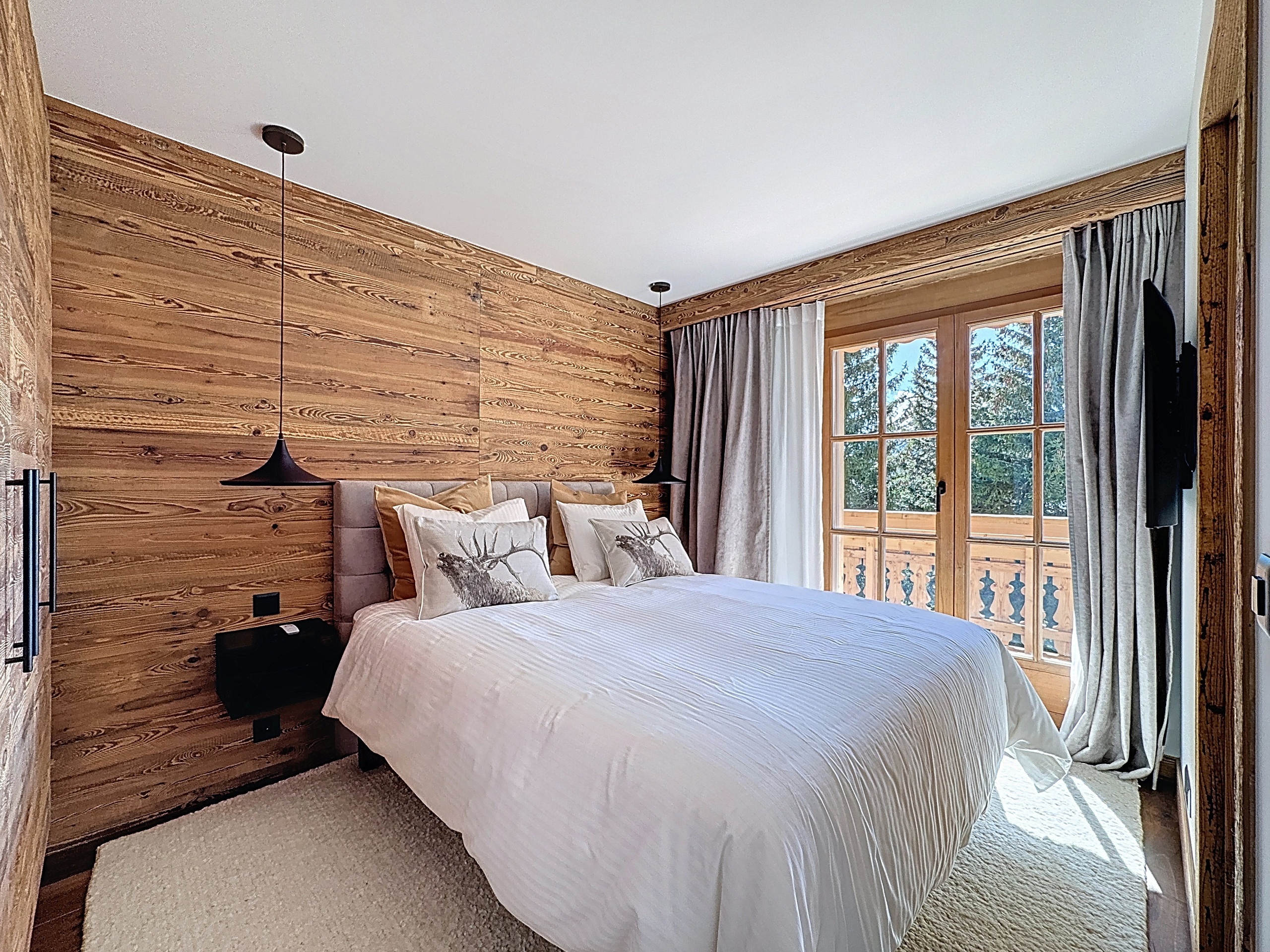 Gemütliches Schlafzimmer mit Naturholz-Akzentwand