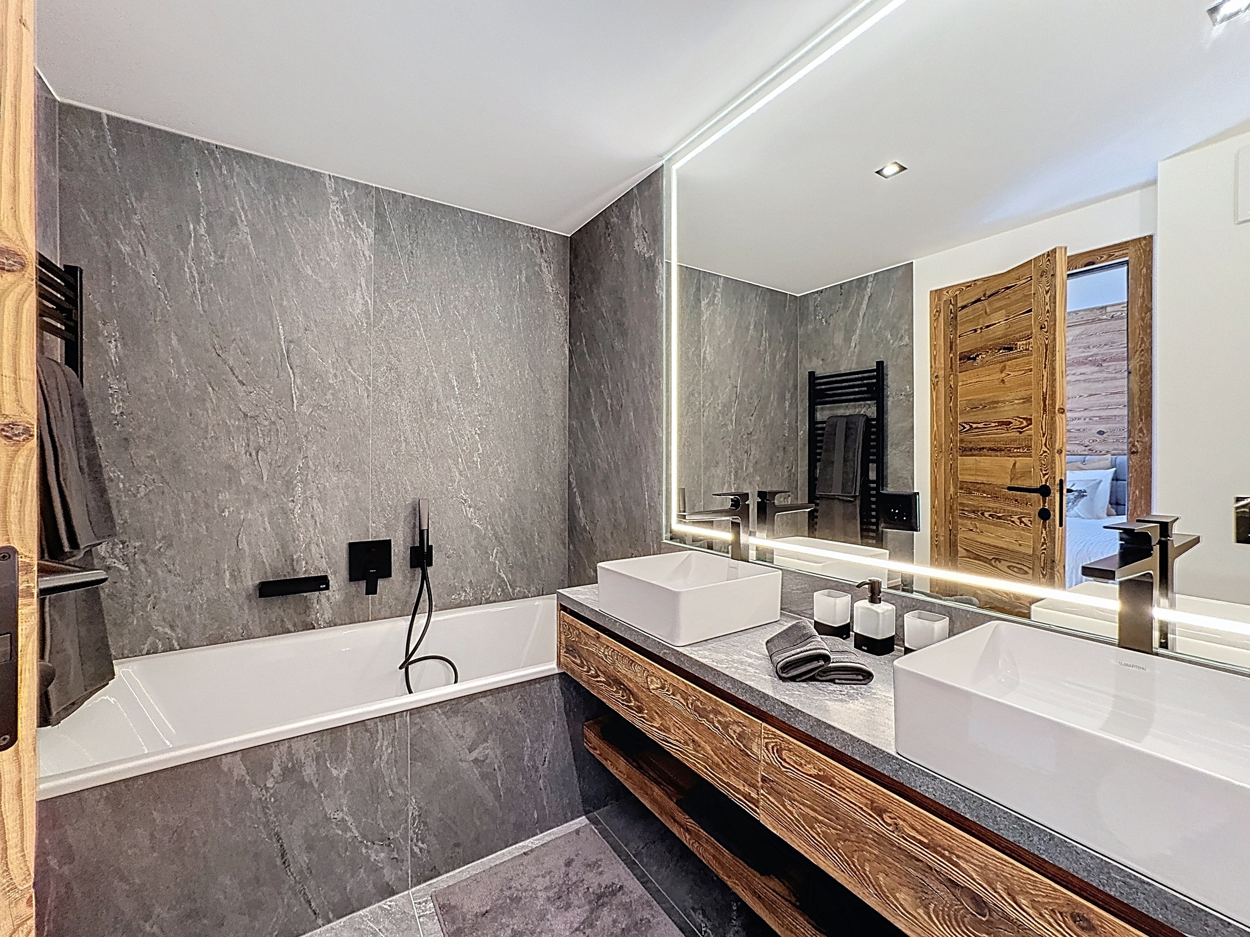 Modernes Badezimmer mit Doppelwaschtisch und Badewanne