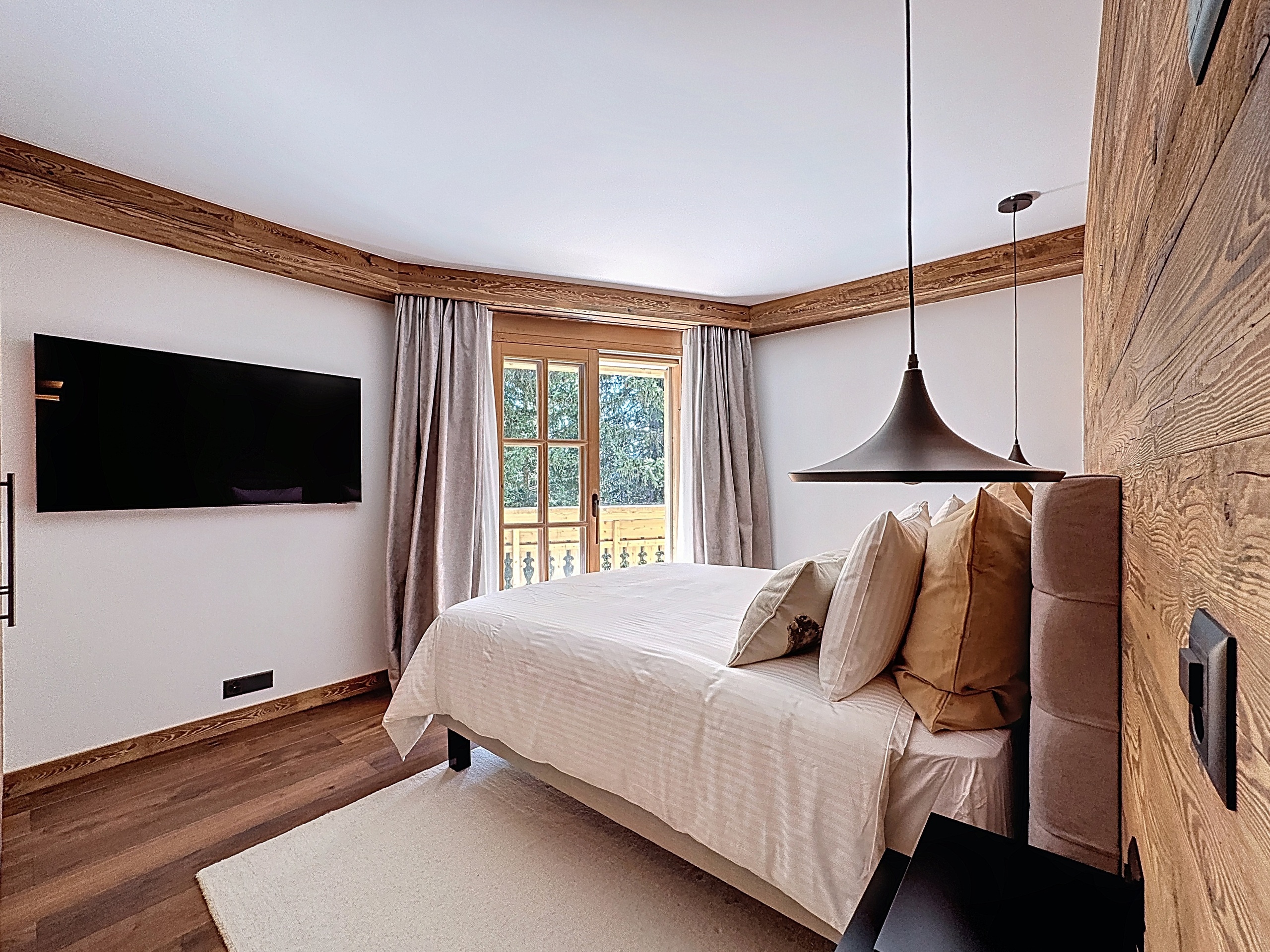 Helles Schlafzimmer mit Holzakzenten