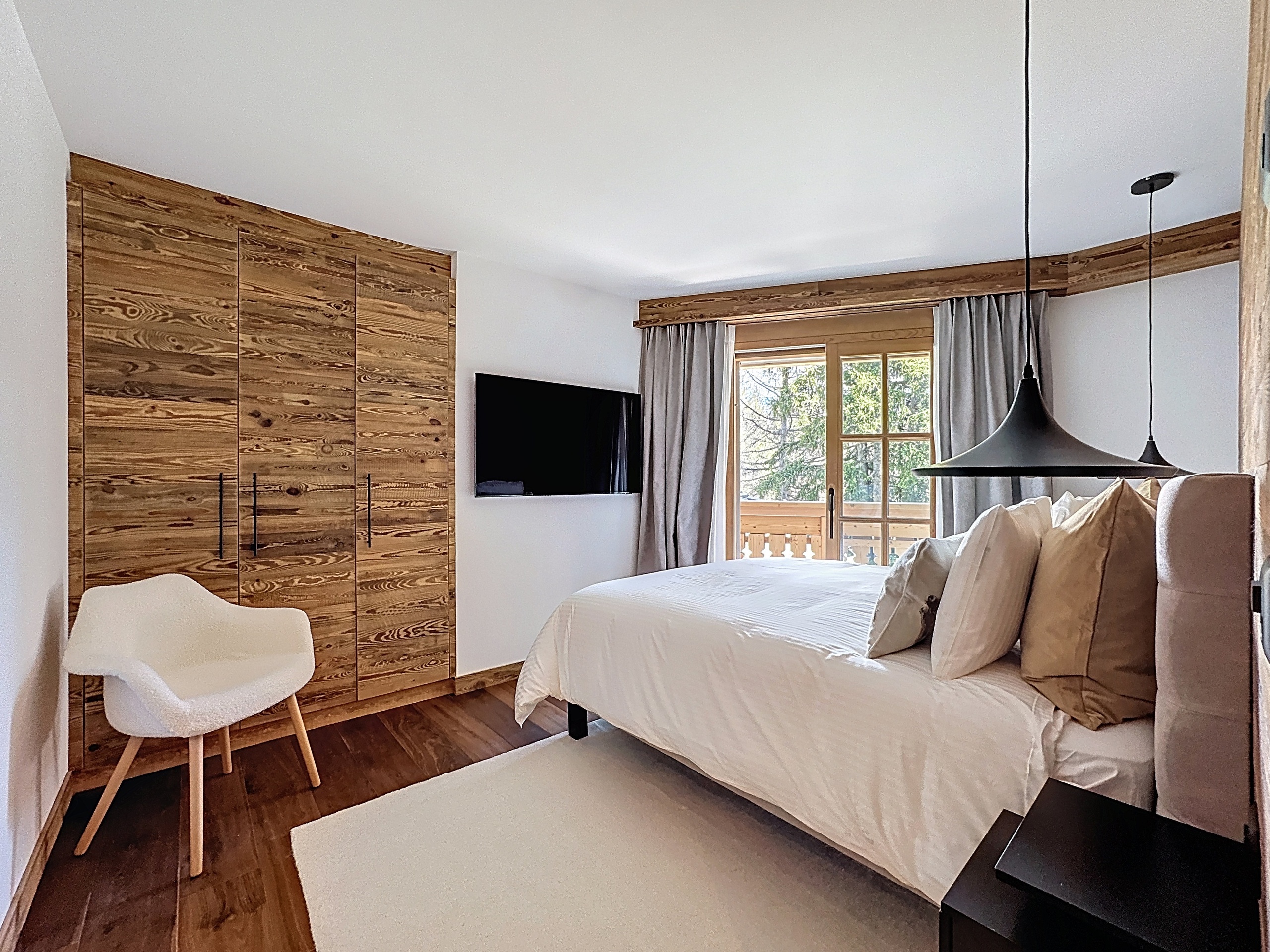 Helles Schlafzimmer mit Holzkleiderschrank