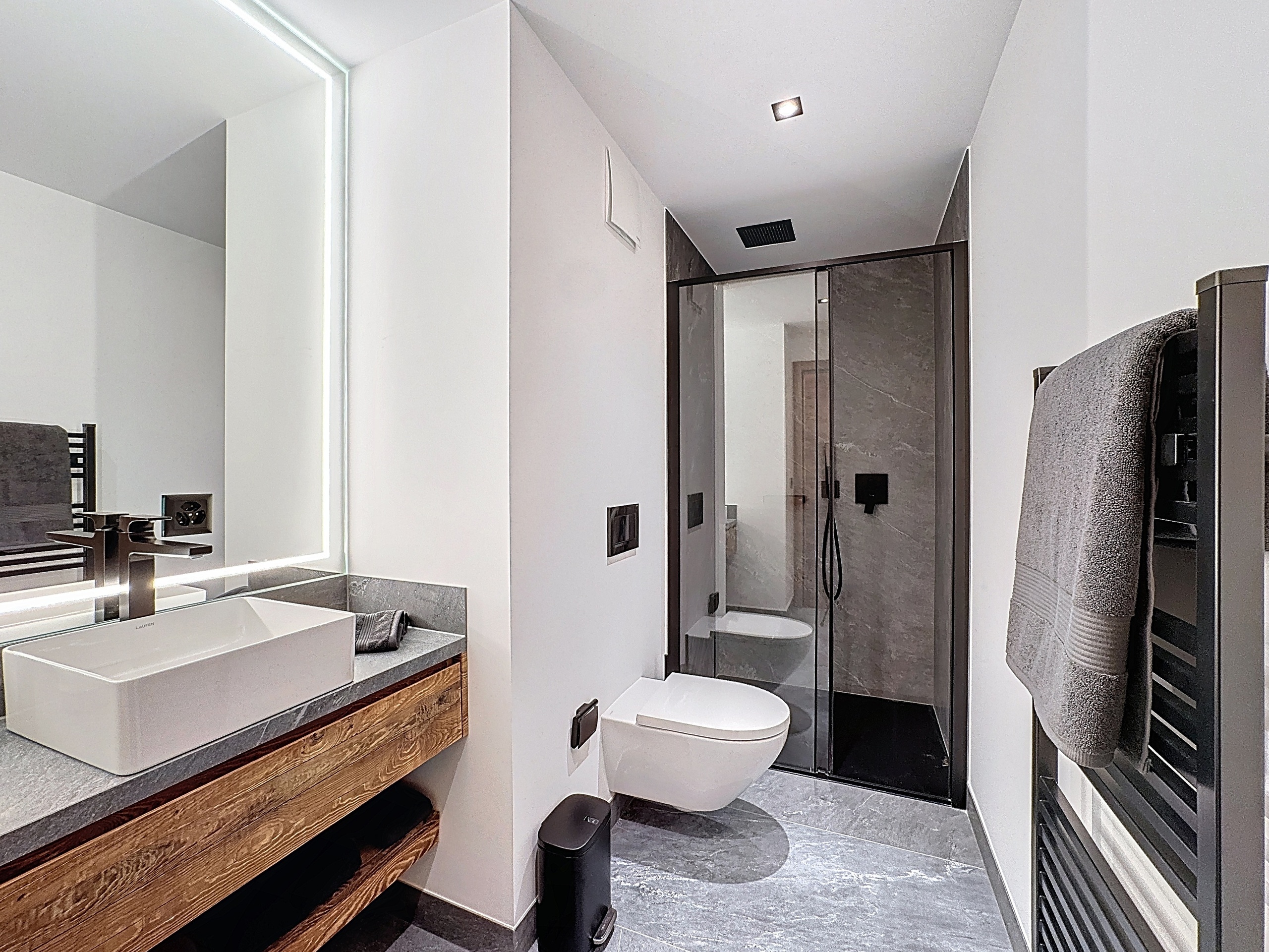 Modernes Badezimmer mit Dusche und WC