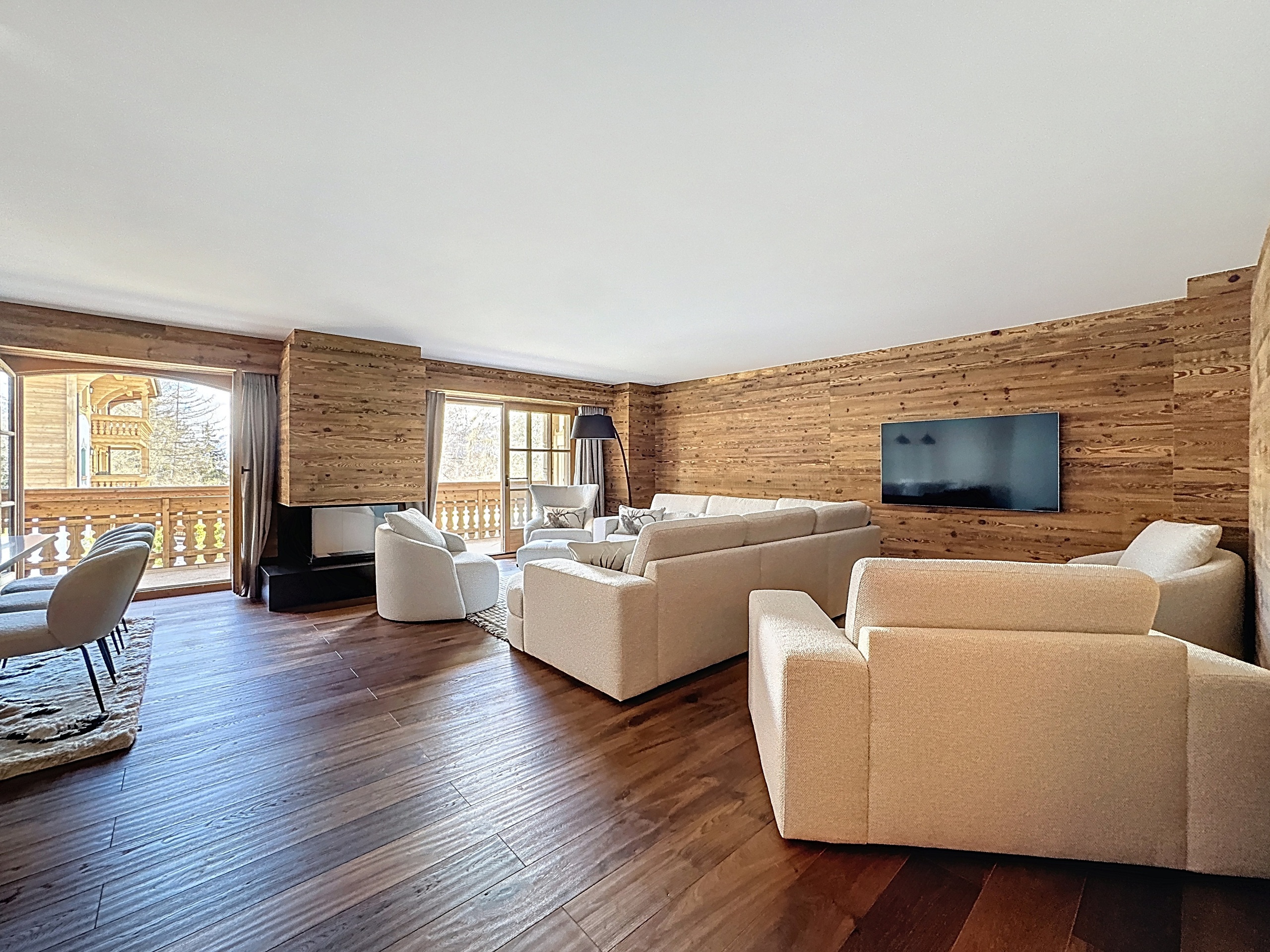 Großzügiges Chalet-Wohnzimmer mit Holzverkleidung