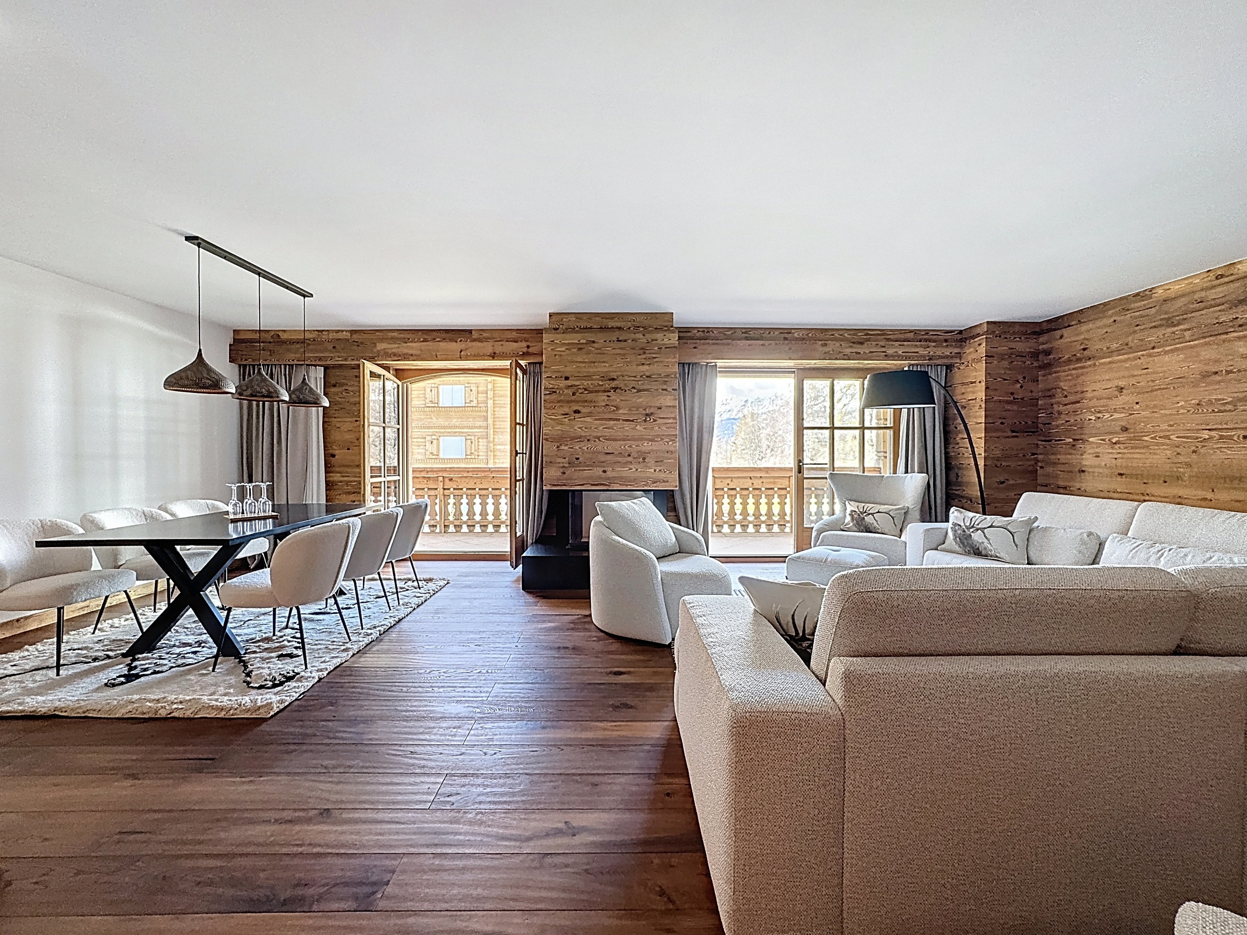 Gemütliches alpines Wohn-Esszimmer mit Balkon und Kamin