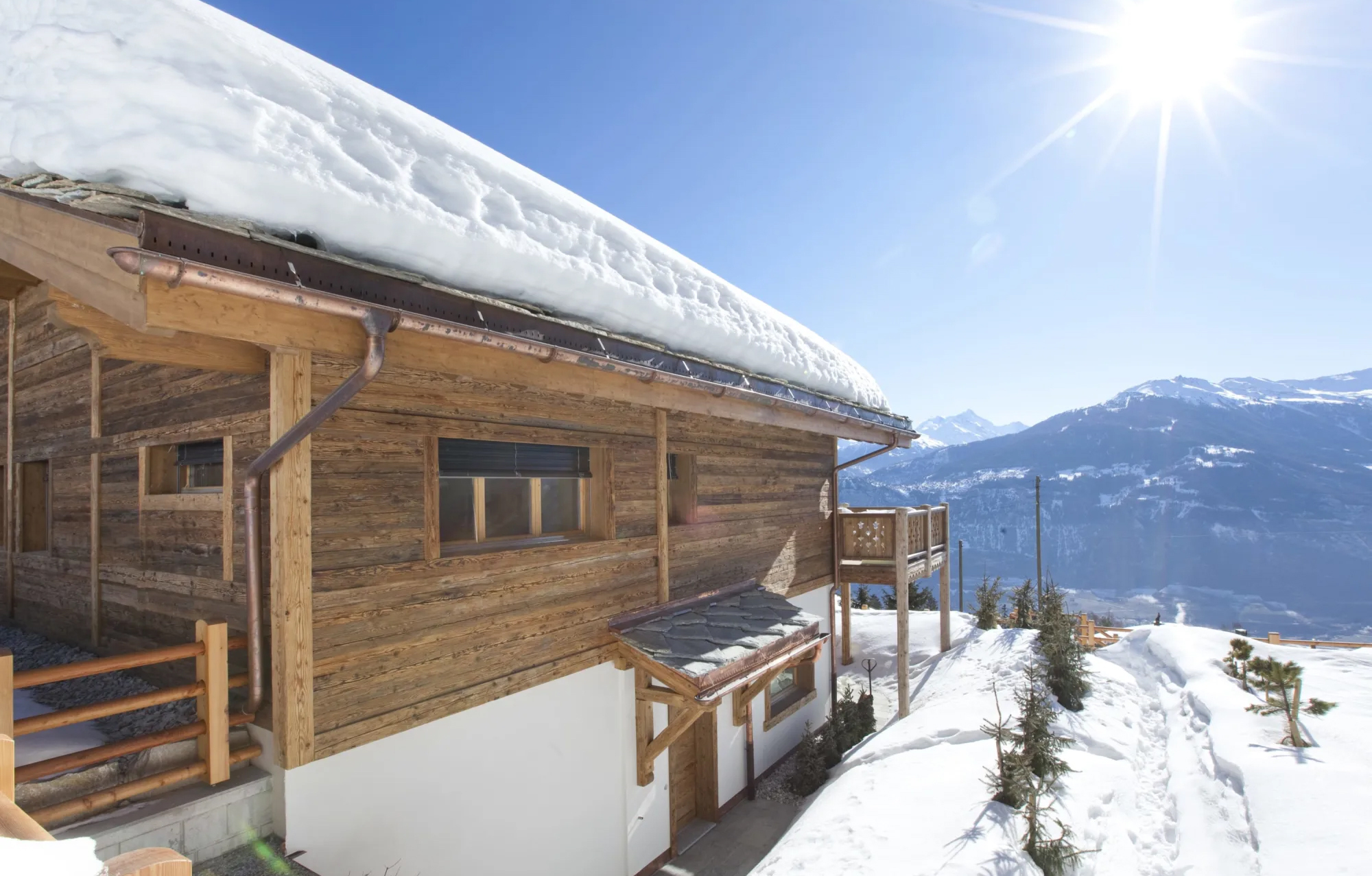 Alpen-Chalet im Schnee mit Bergblick