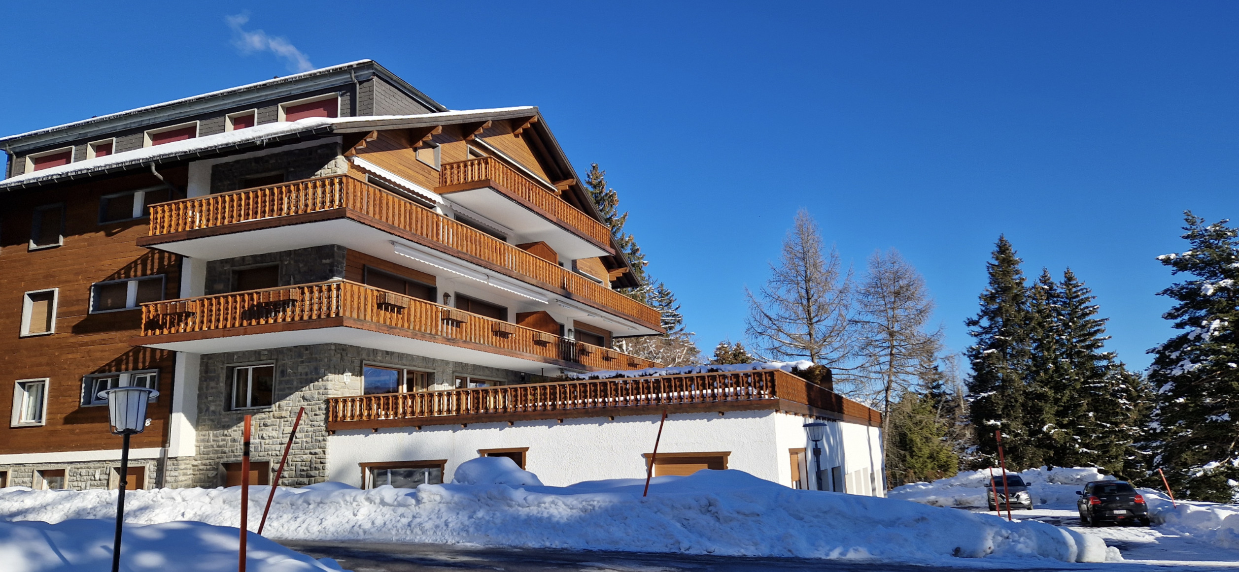 Alpines Mehrfamilienhaus im Schnee