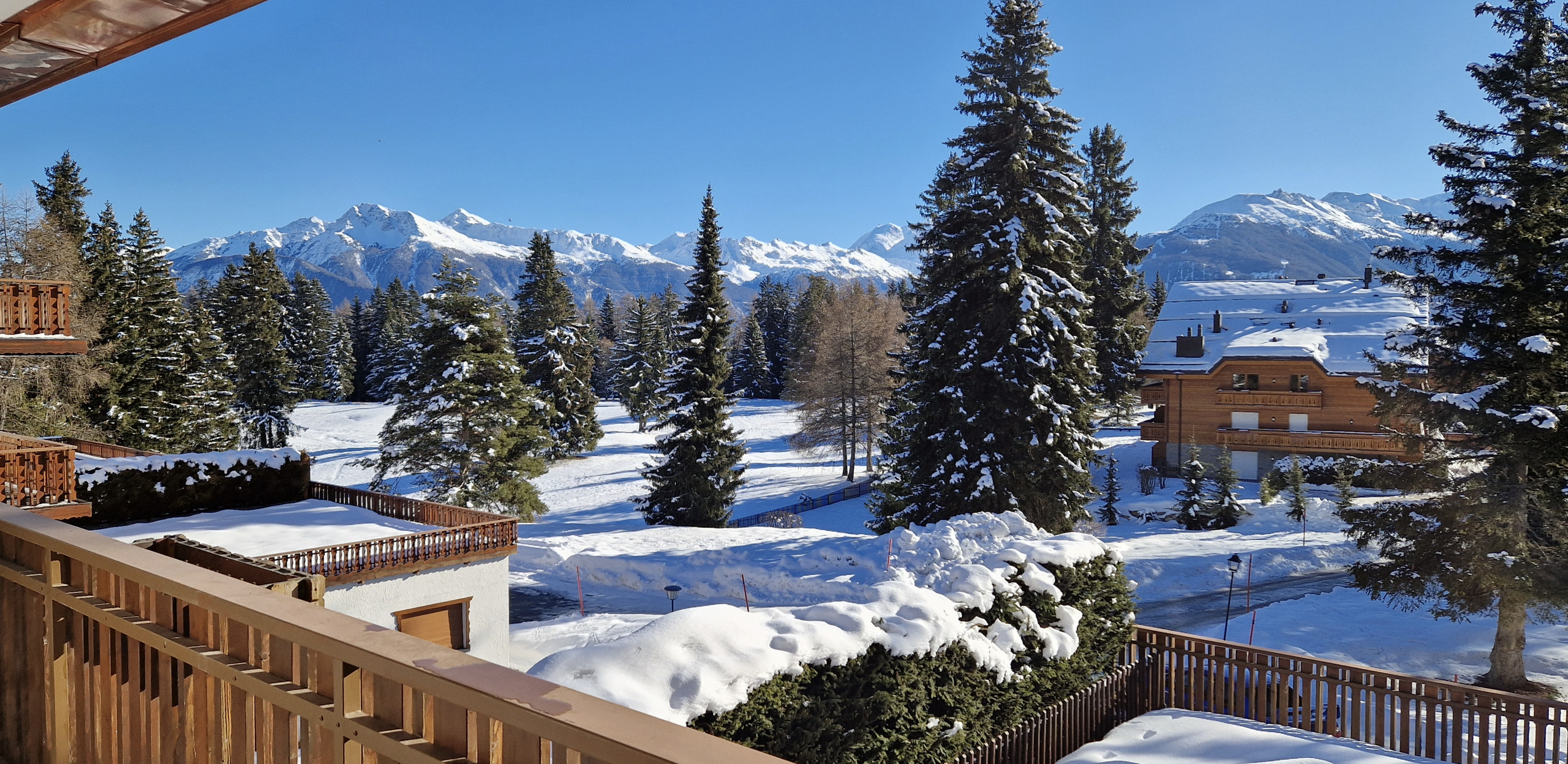 Winterlicher Bergblick vom Balkon