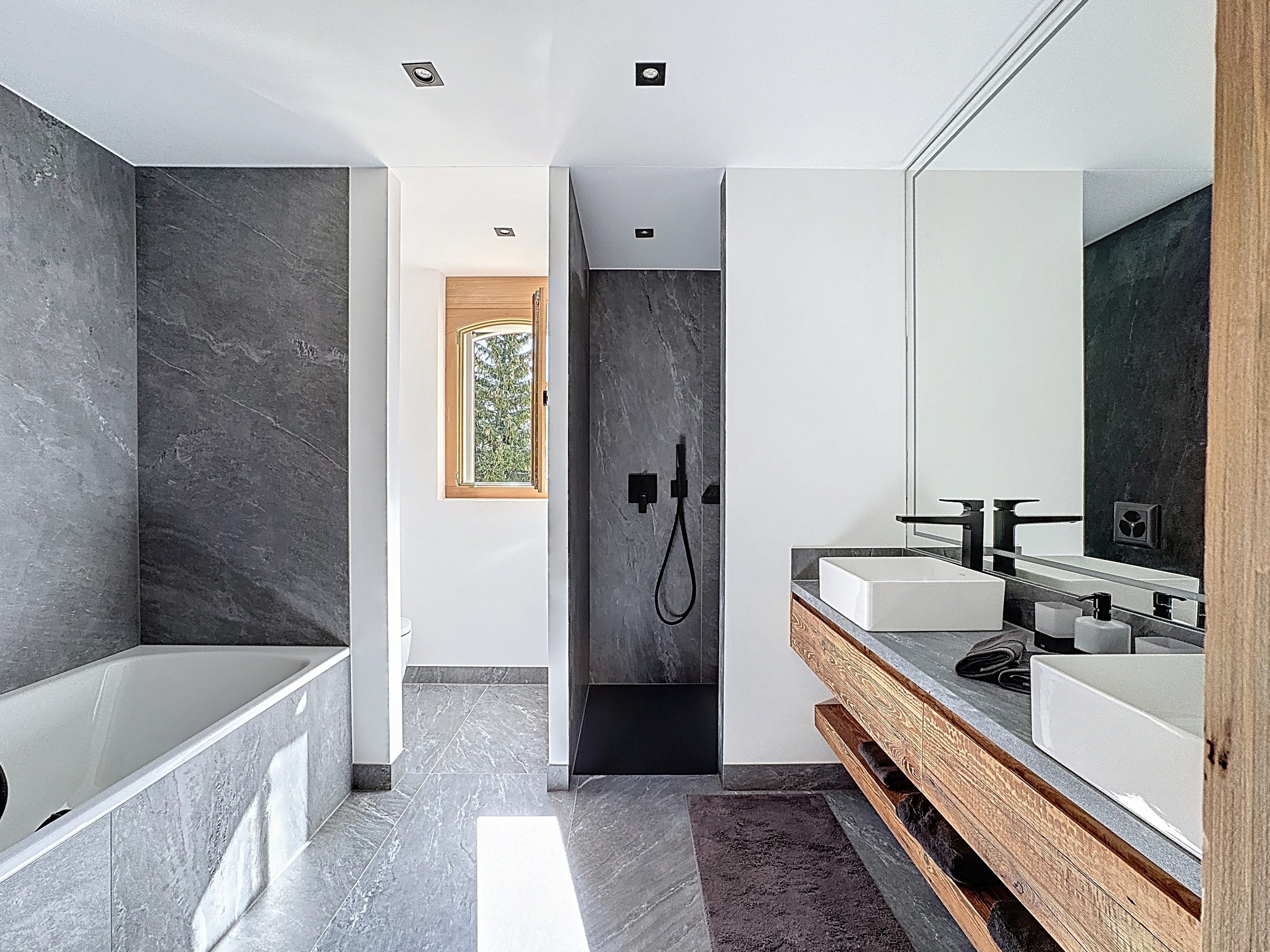 Modernes Badezimmer mit Naturstein und Doppelwaschtisch