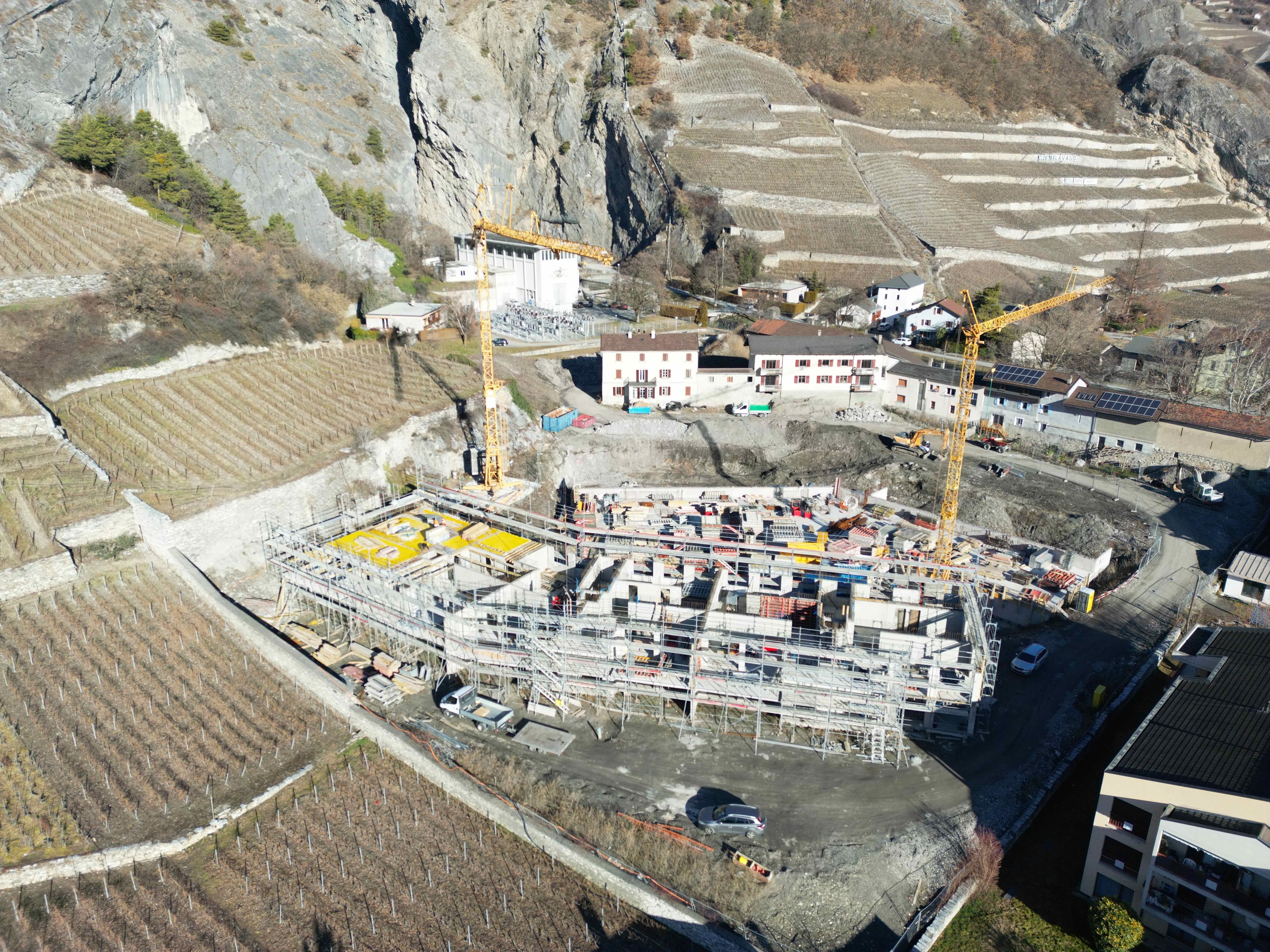 Luftaufnahme einer Baustelle in einem Weinberg