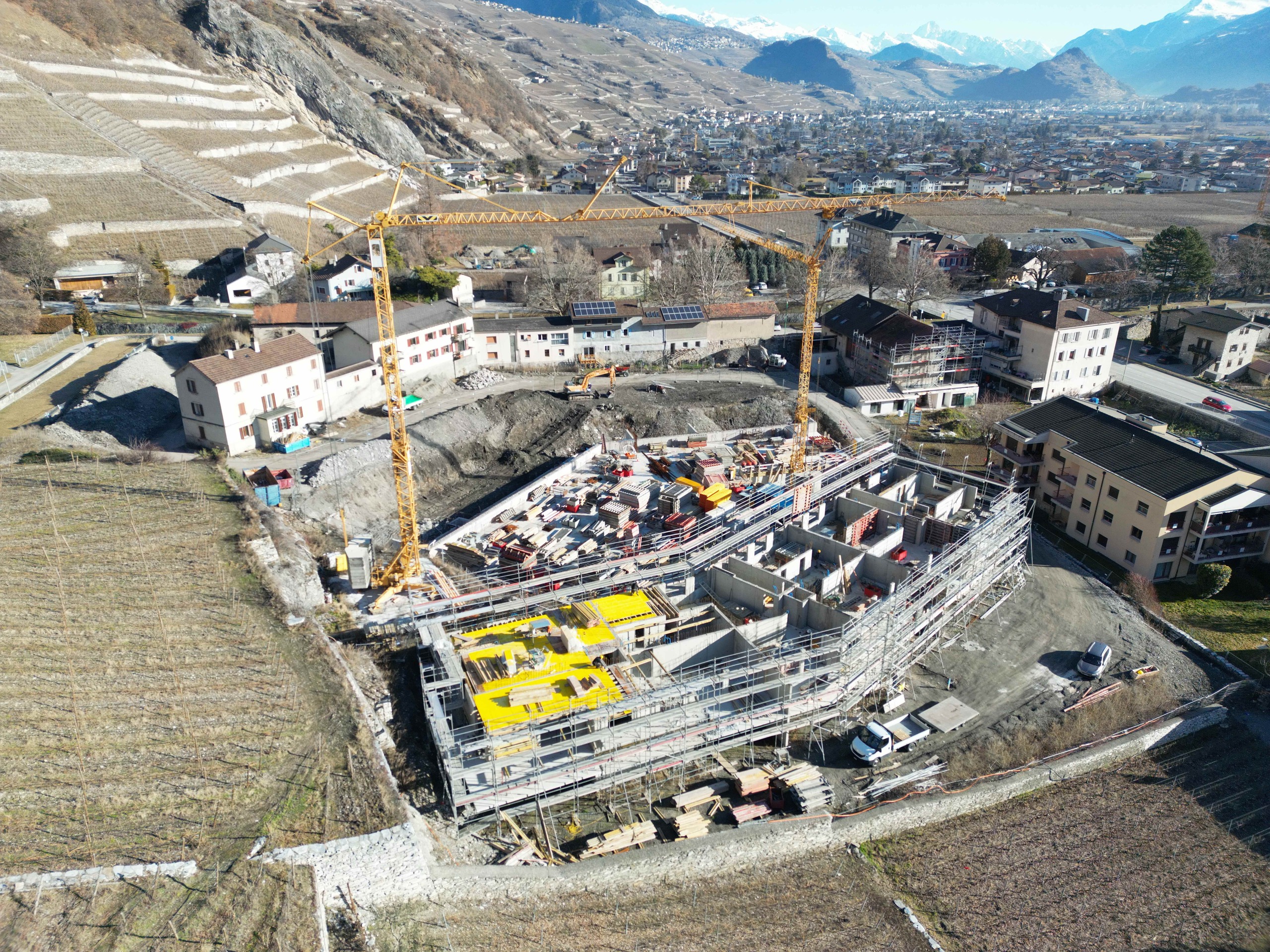 Luftaufnahme einer Baustelle mit Kran