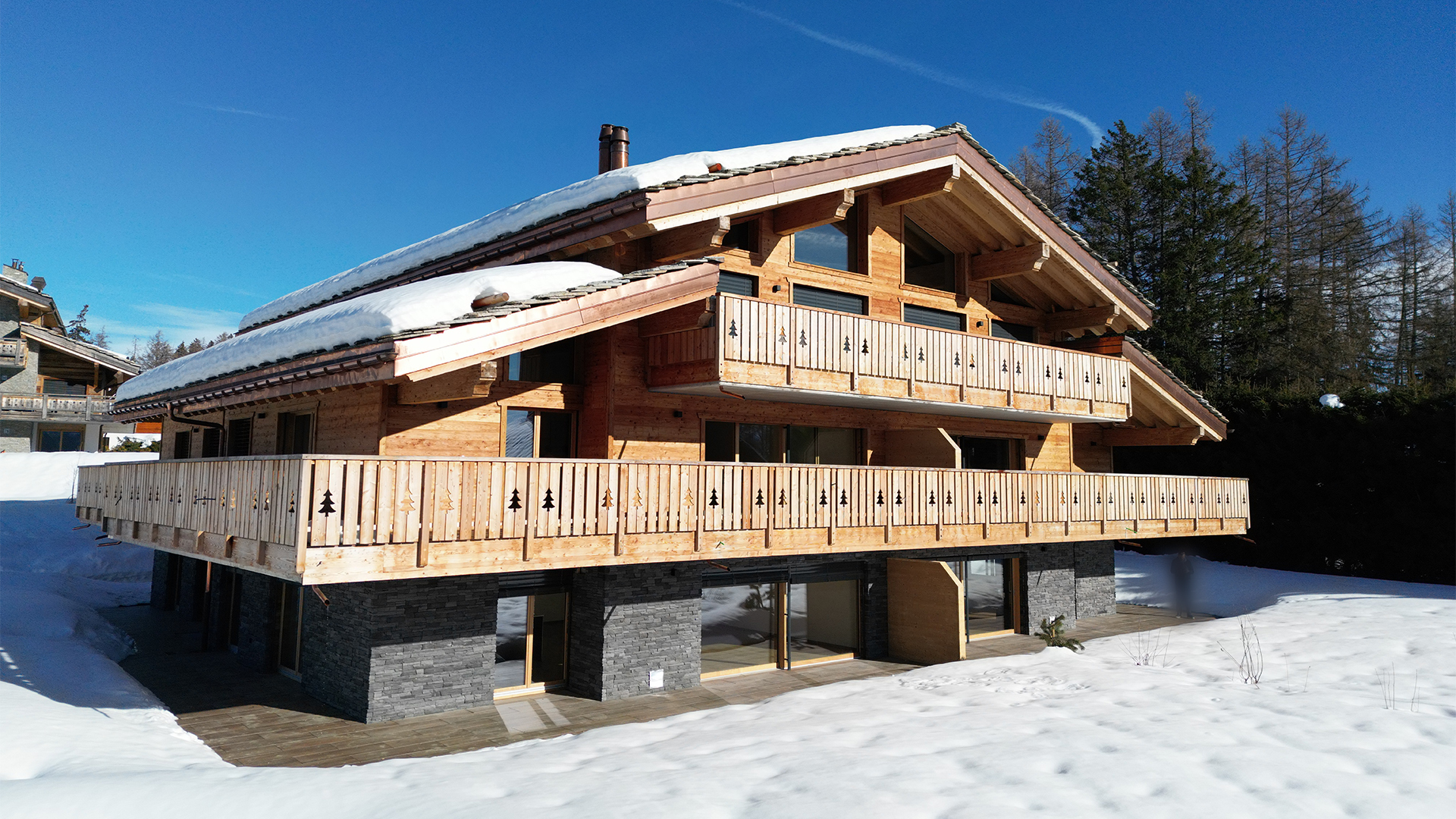 Alpines Holzchalet im Schnee