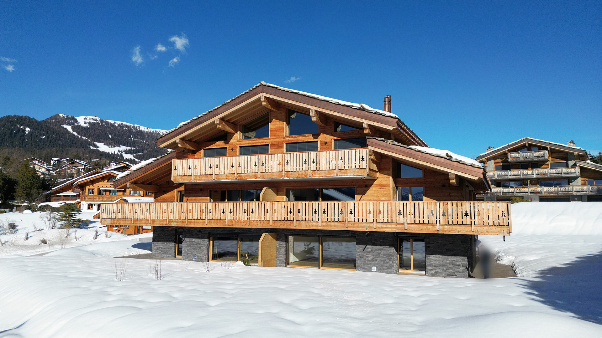 Alpines Holzchalet im Schnee