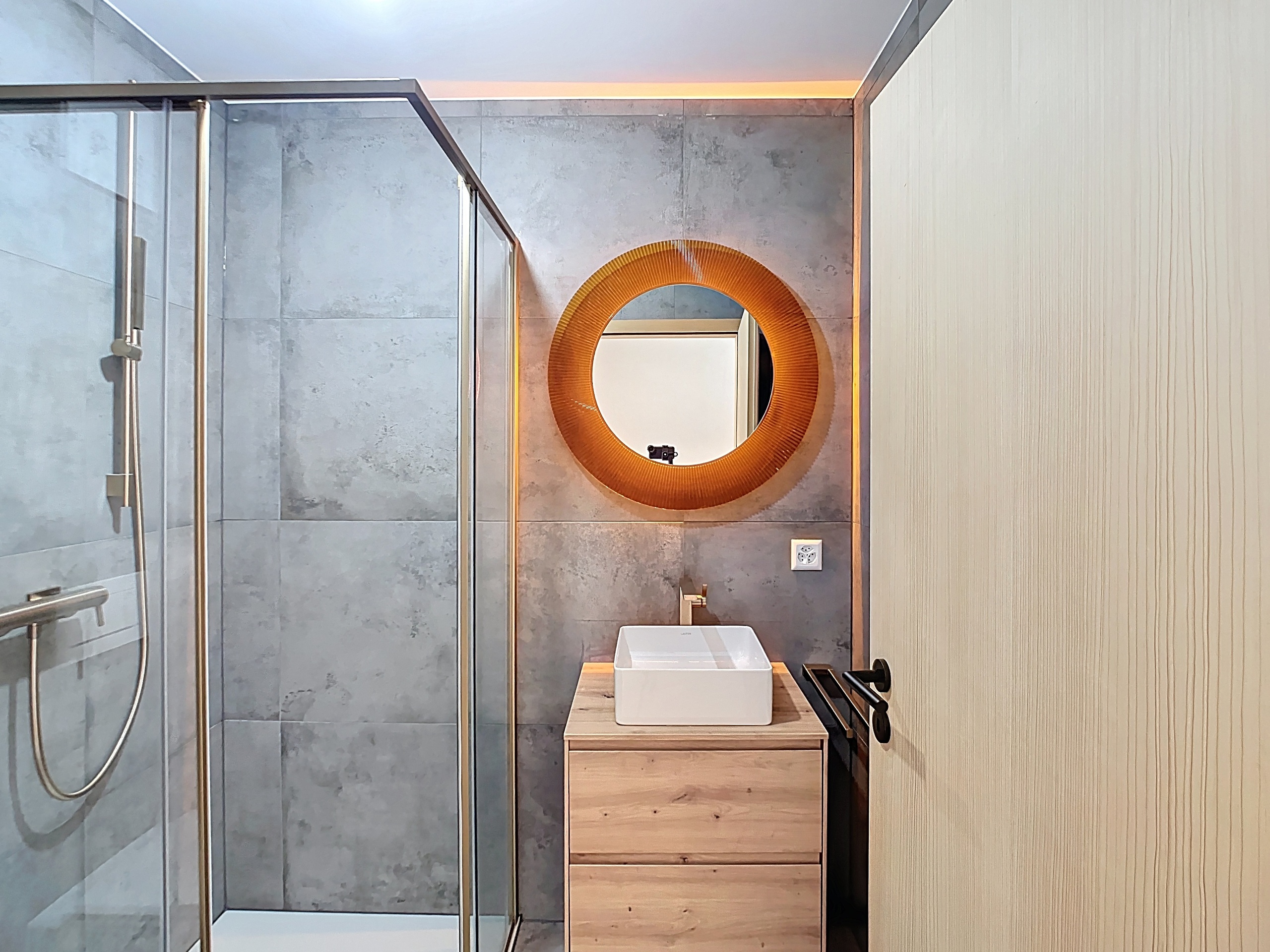 Modernes Badezimmer mit Walk-in-Dusche und Waschtisch