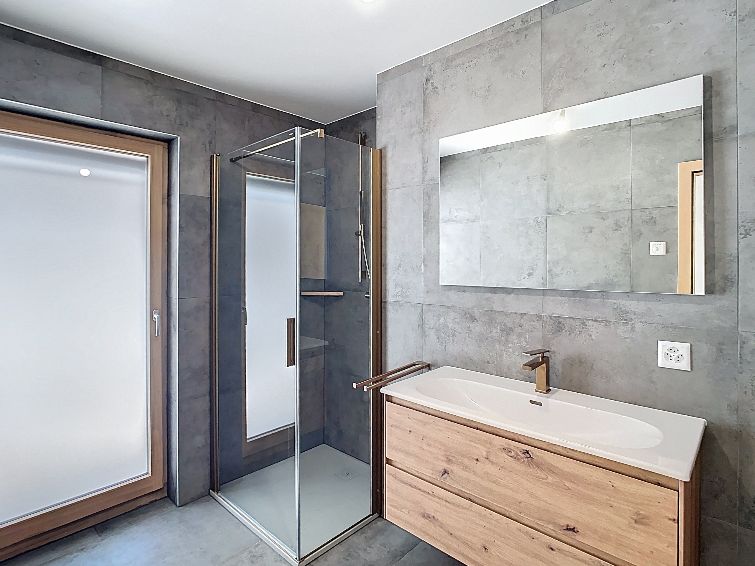 Modernes Badezimmer mit Dusche und Waschtisch