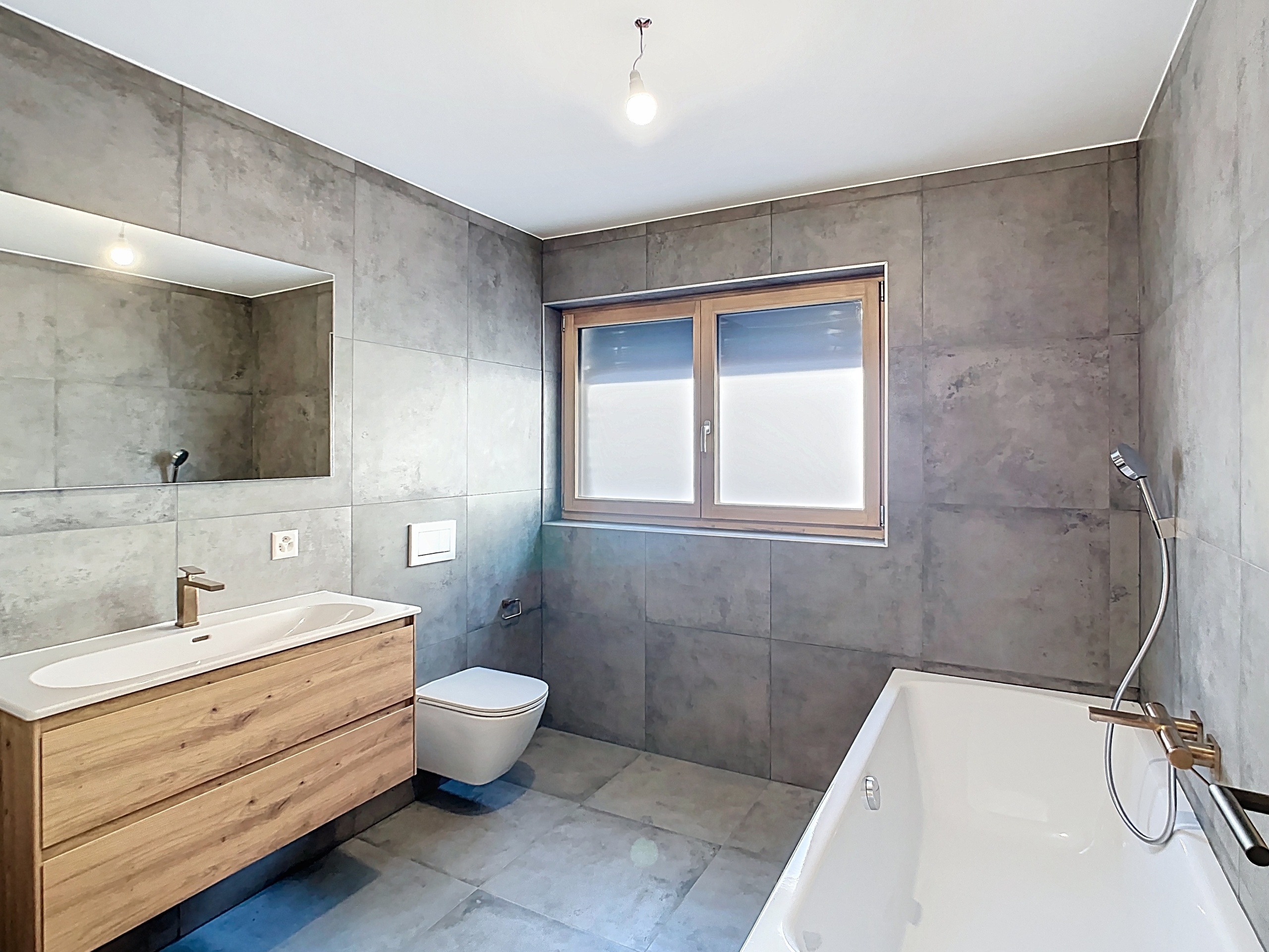 Modernes Badezimmer mit Badewanne und Holz-Waschtisch