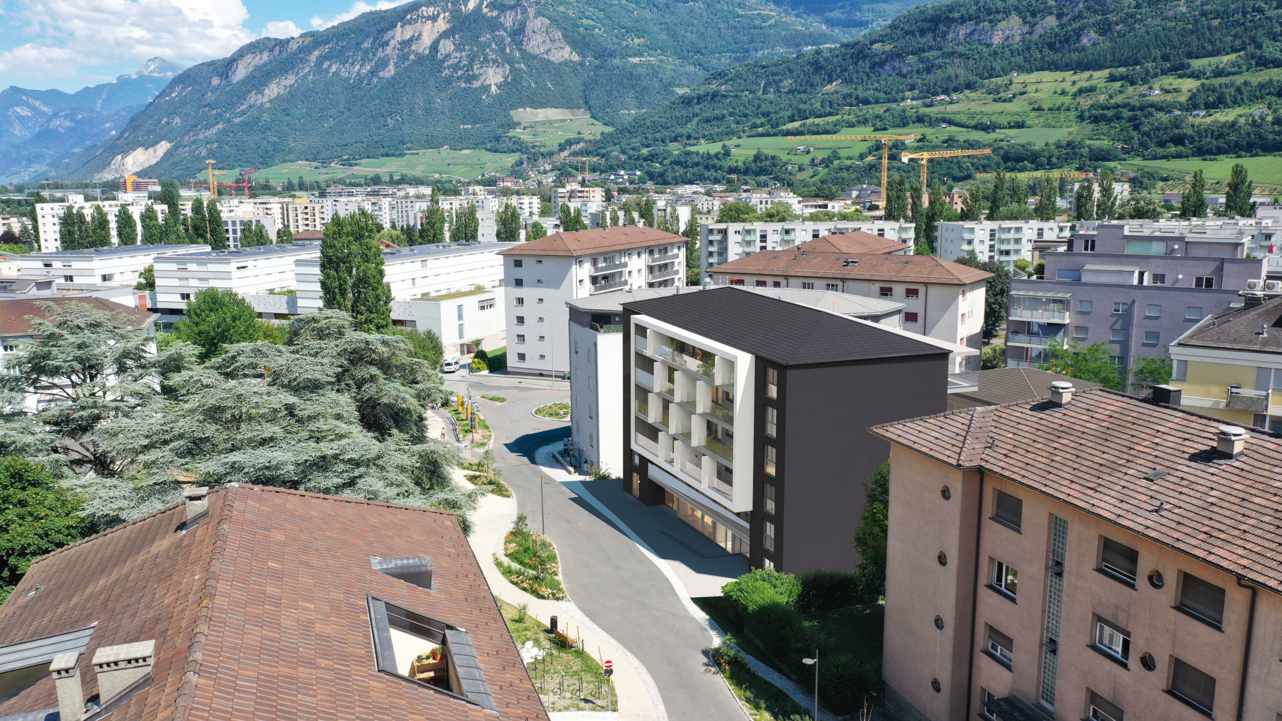 Städtischer Blick mit Bergen und Neubau