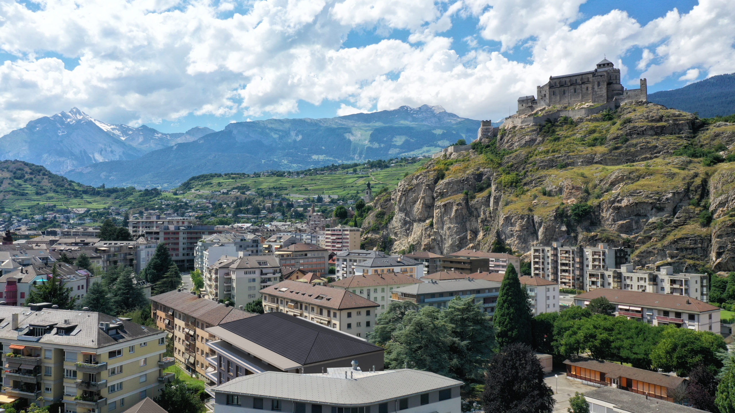 Stadtpanorama mit Bergfestung