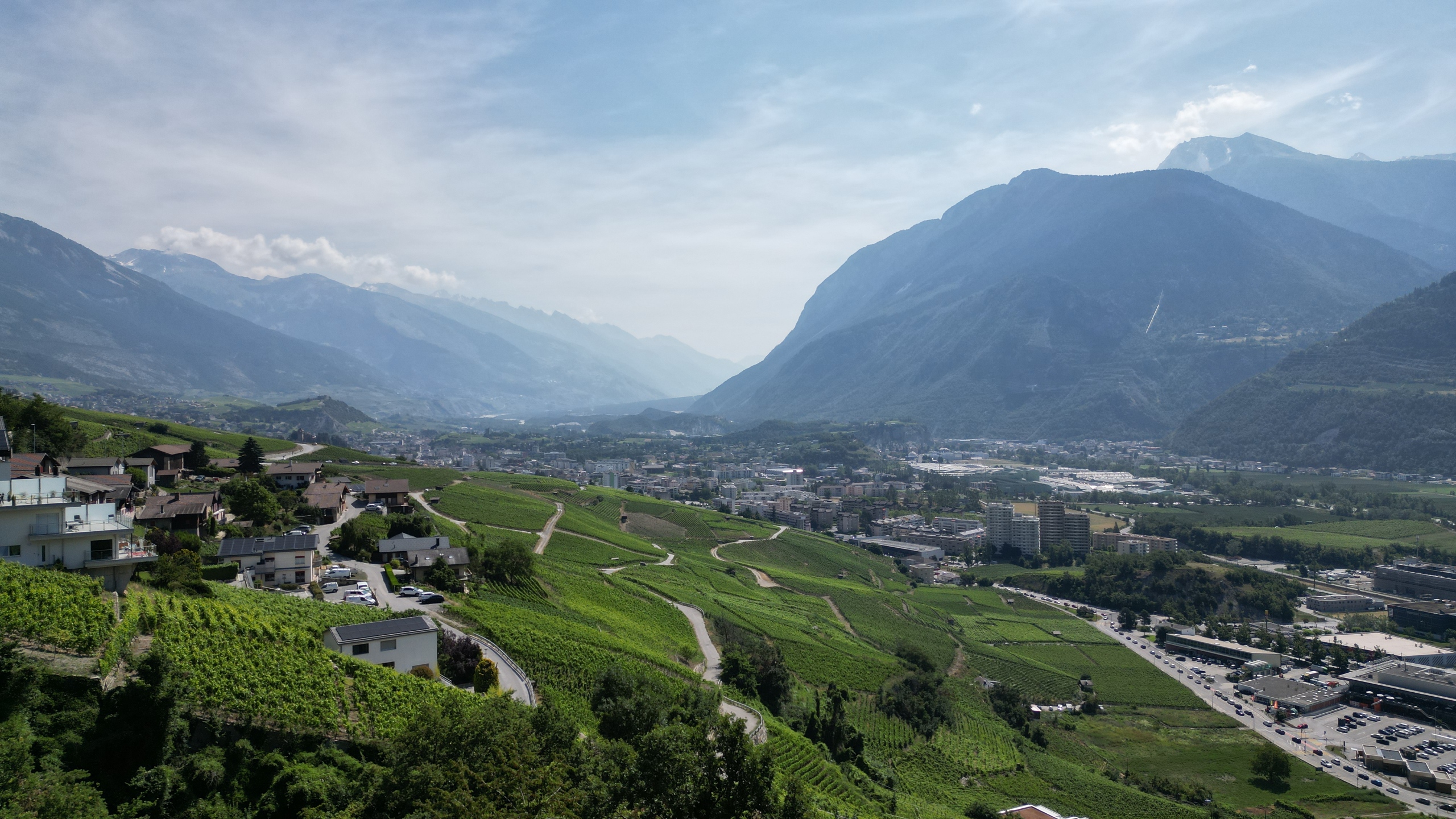 Panoramablick über Tal und Berge