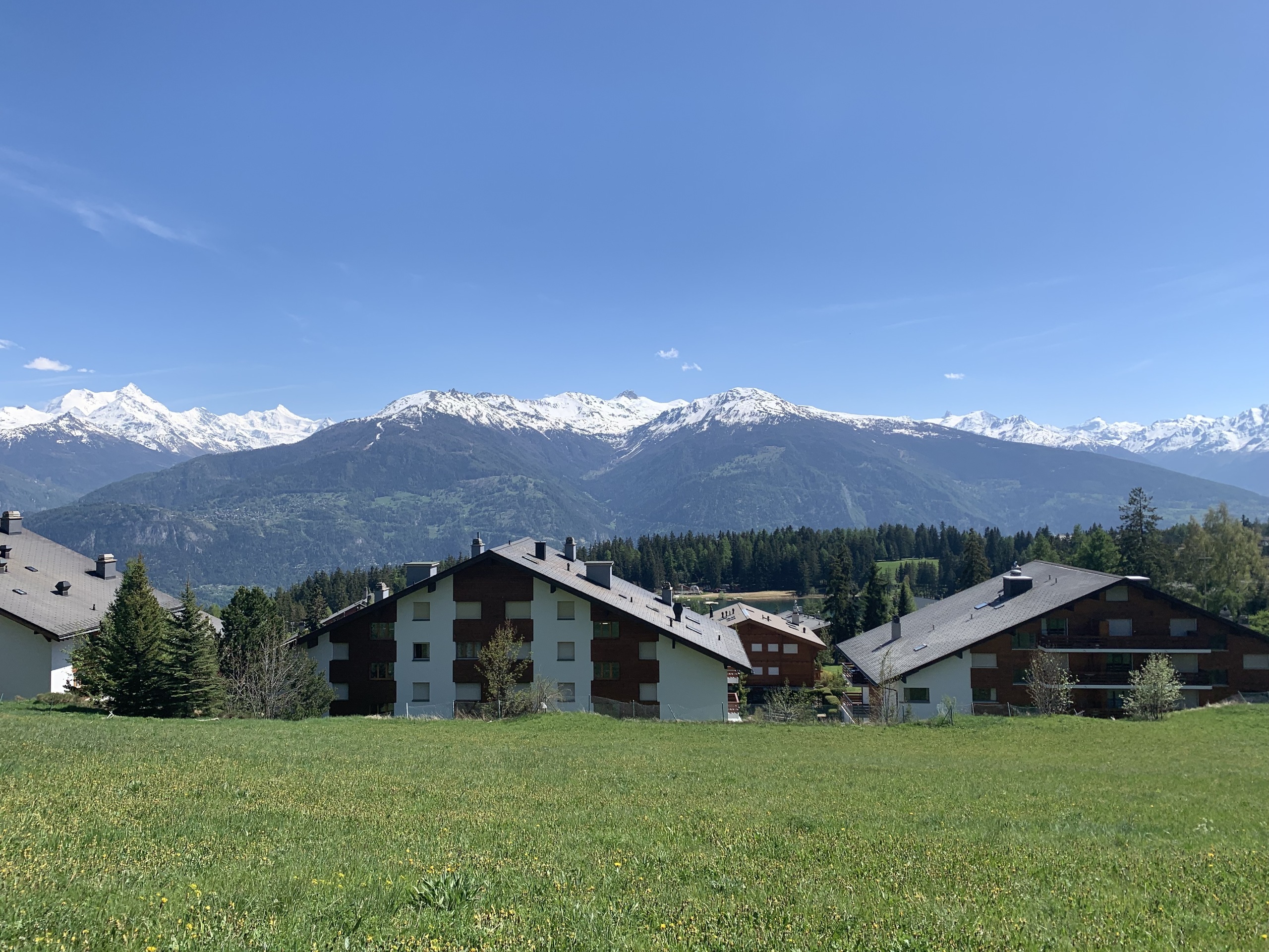 Alpiner Wohnkomplex mit Bergpanorama