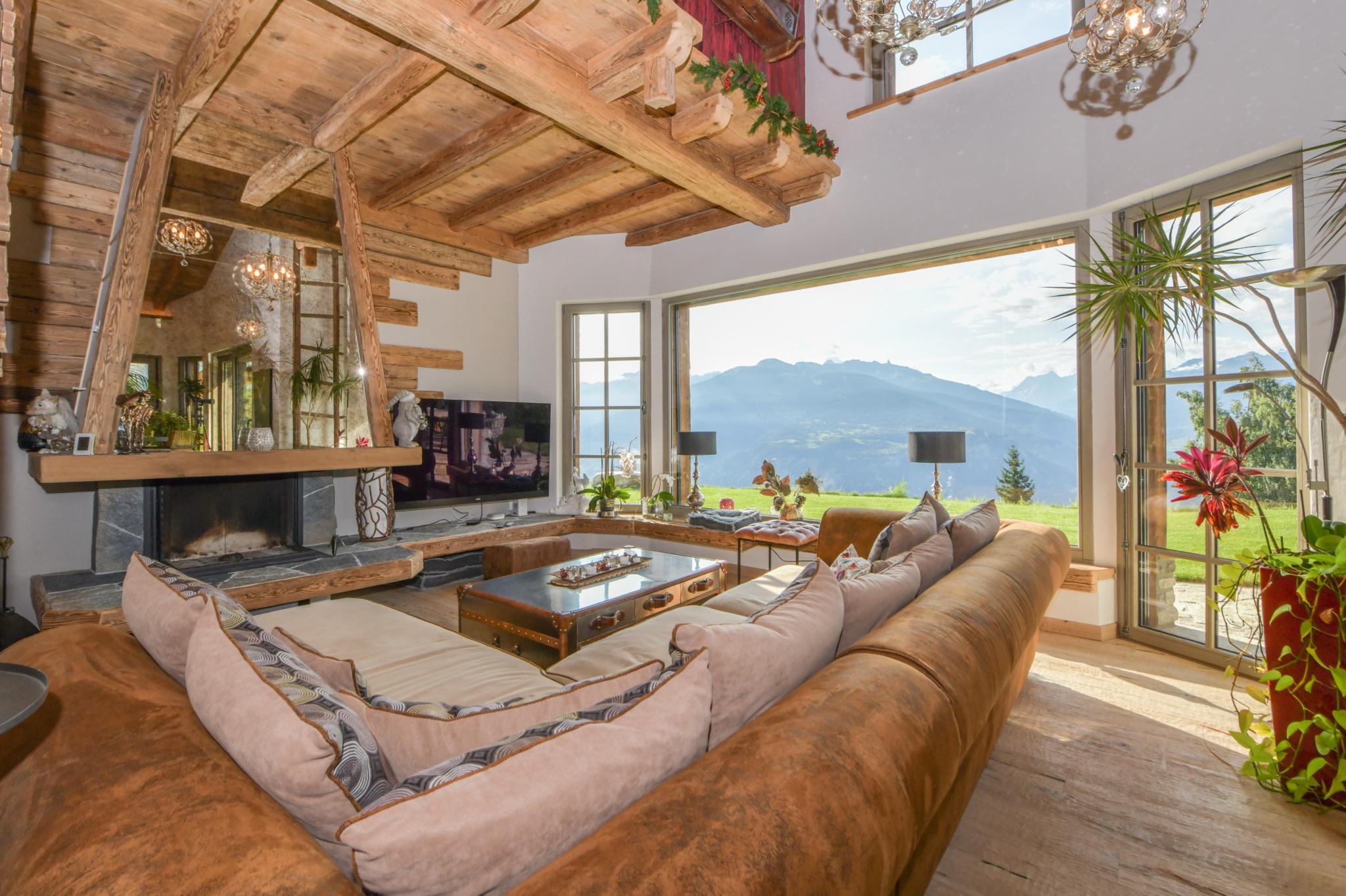 Wohnzimmer mit Bergblick und rustikalem Holzdesign